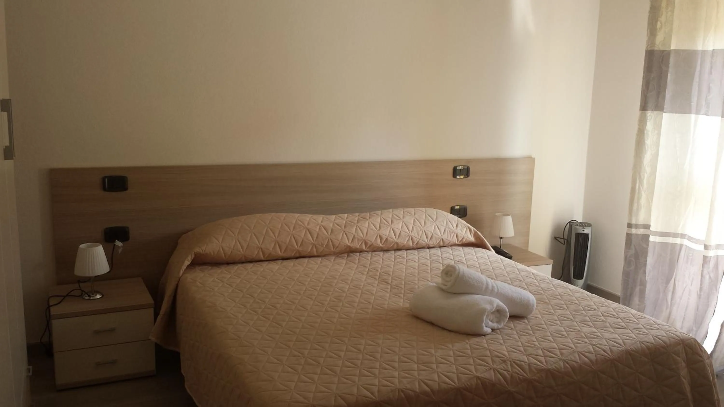 Photo of the whole room, Bed in Raxul Room