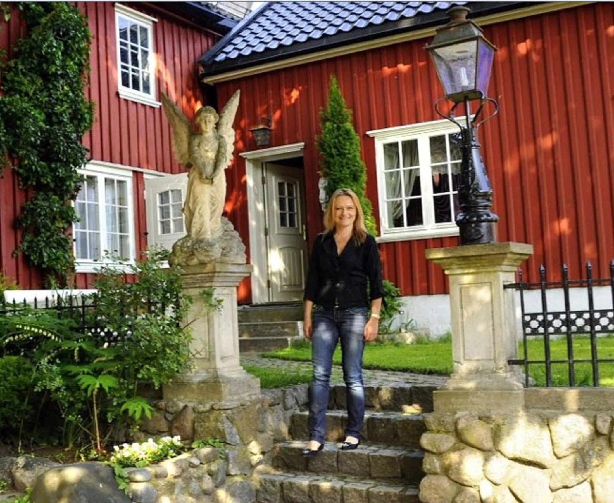 Facade/entrance in Lysko Gjestegård