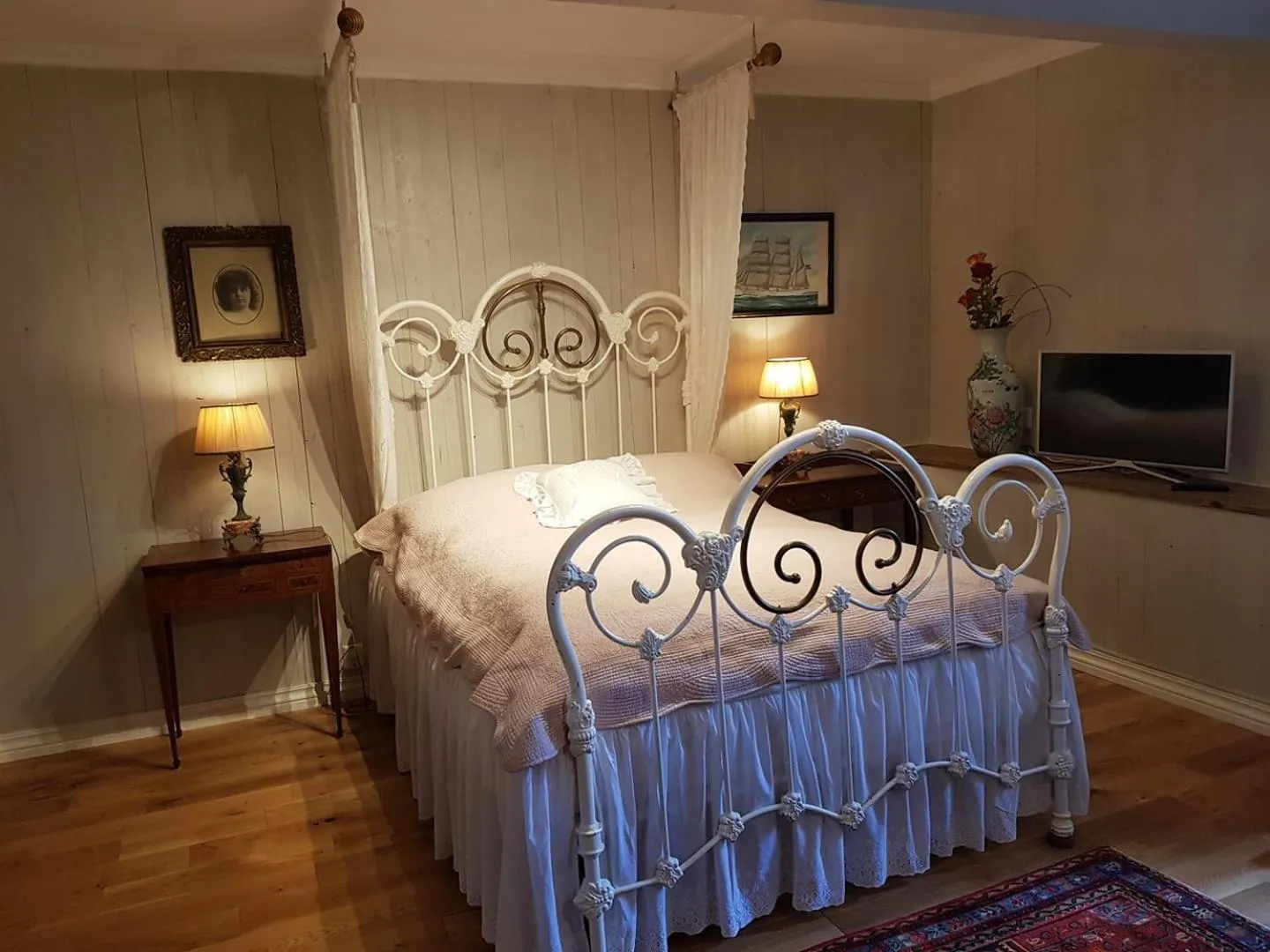 Photo of the whole room, Bed in Lysko Gjestegård
