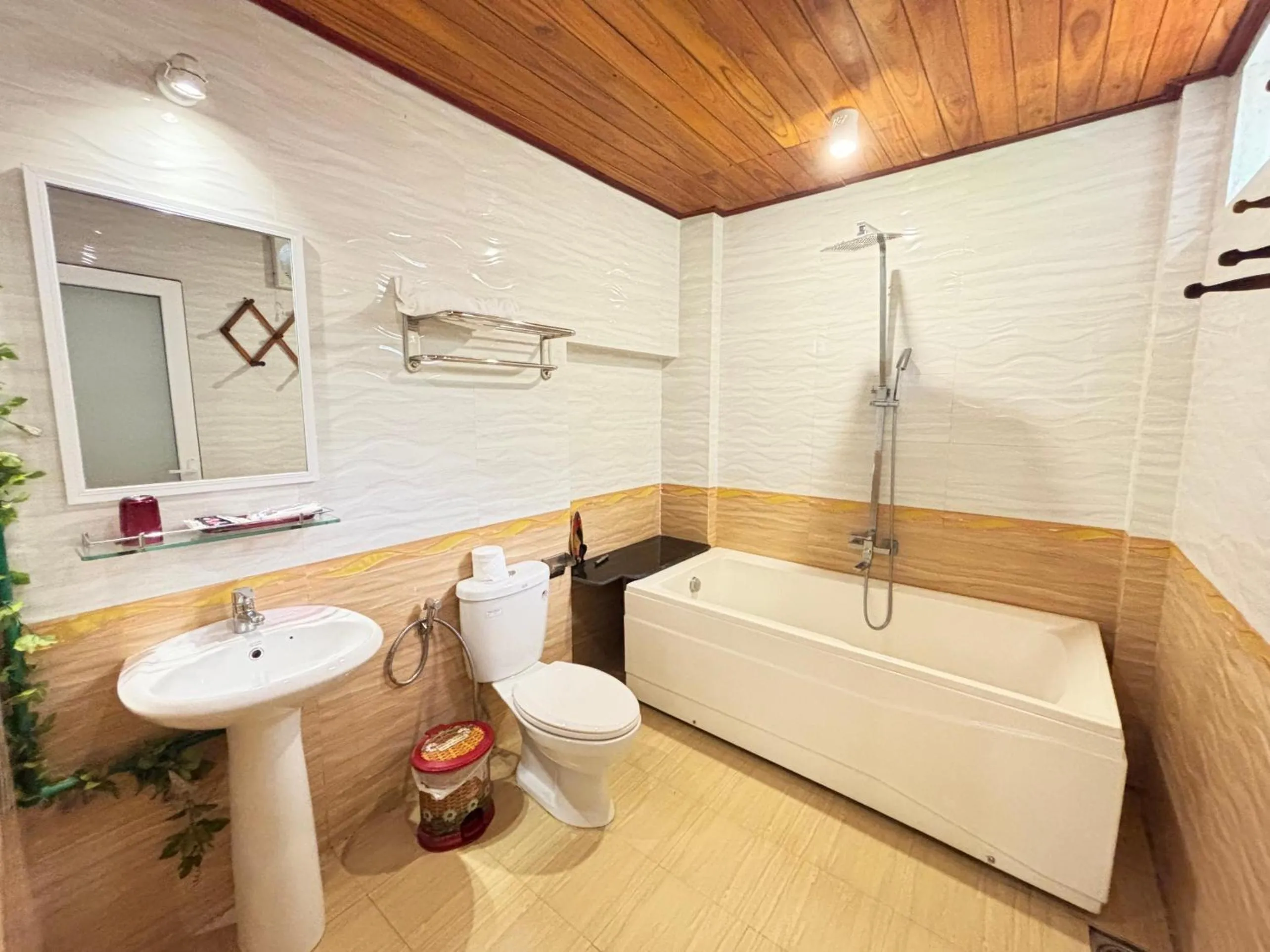 Shower in Red House Homestay - Villa