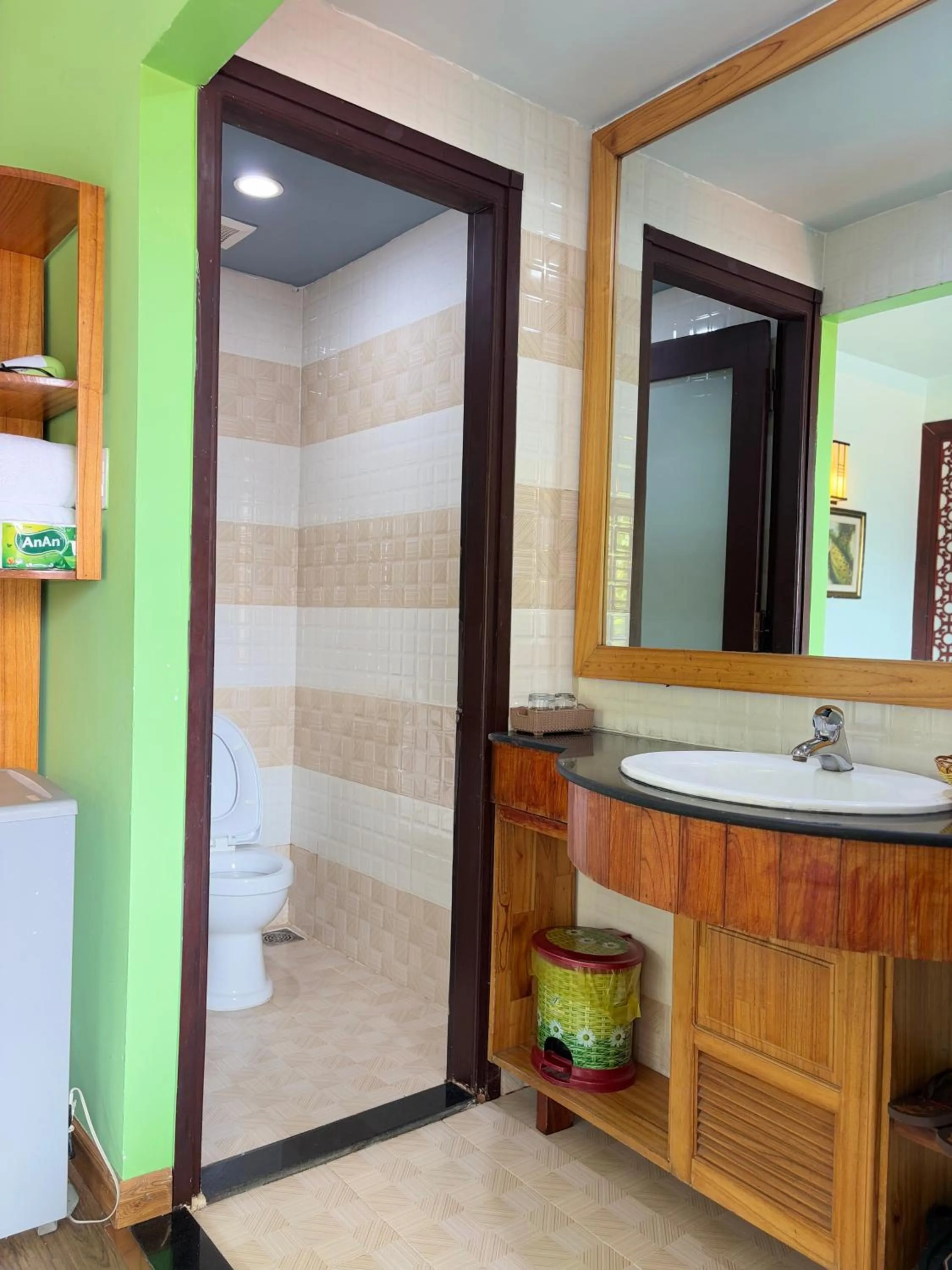 Bathroom in Tue Tam Garden Villa