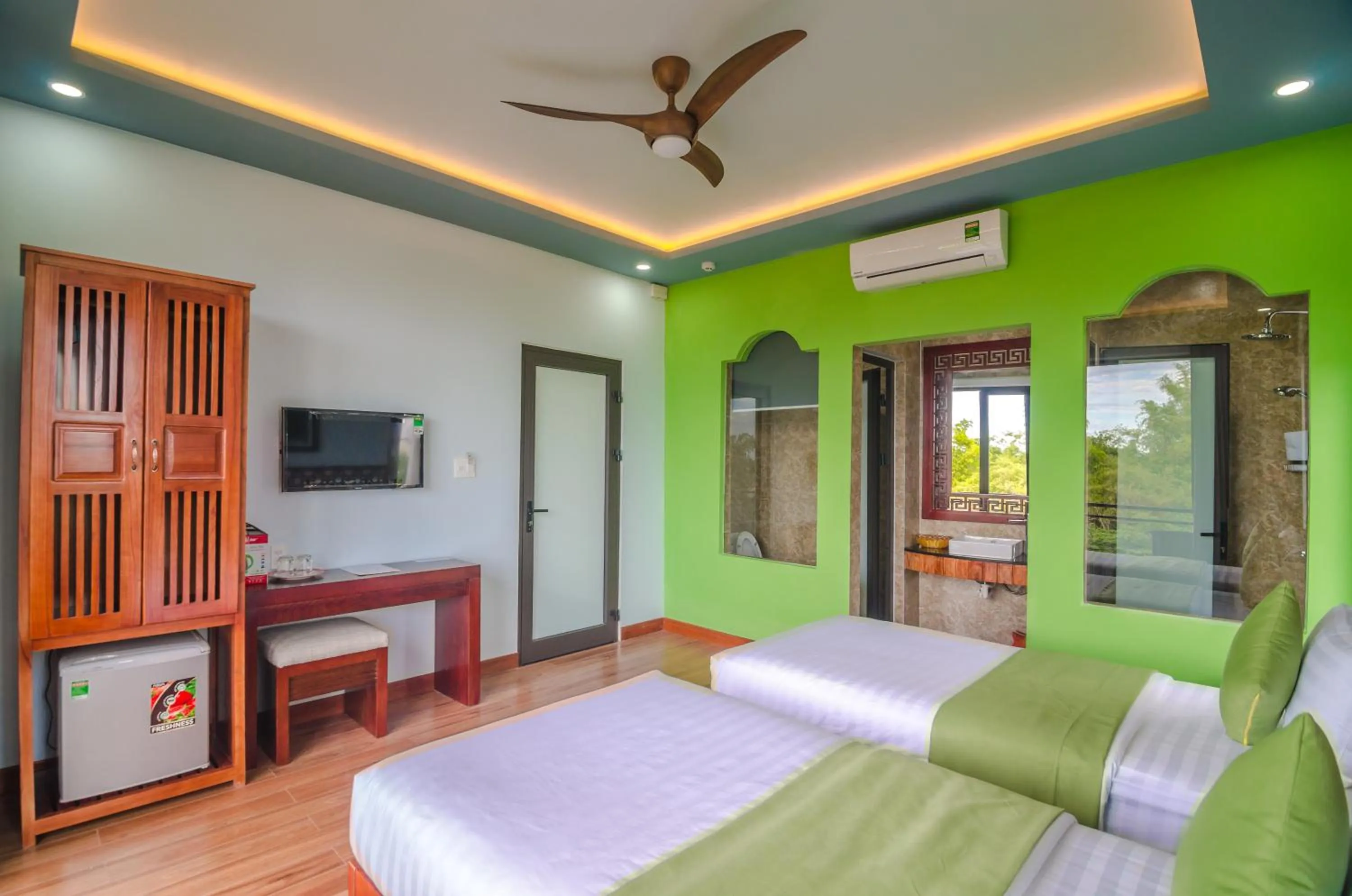 Bathroom, Bed in Tue Tam Garden Villa