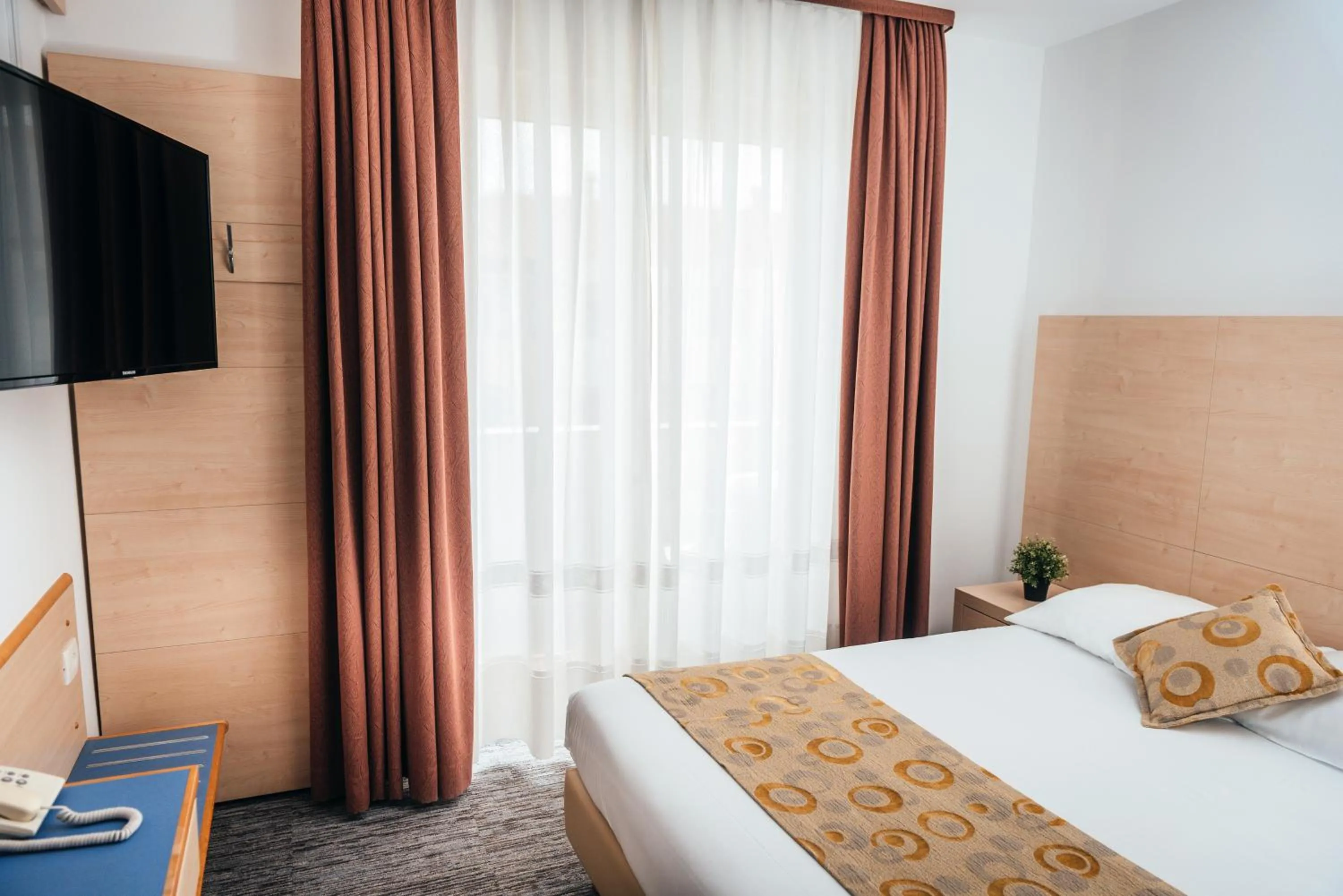 Bedroom, Bed in Hotel Delfin