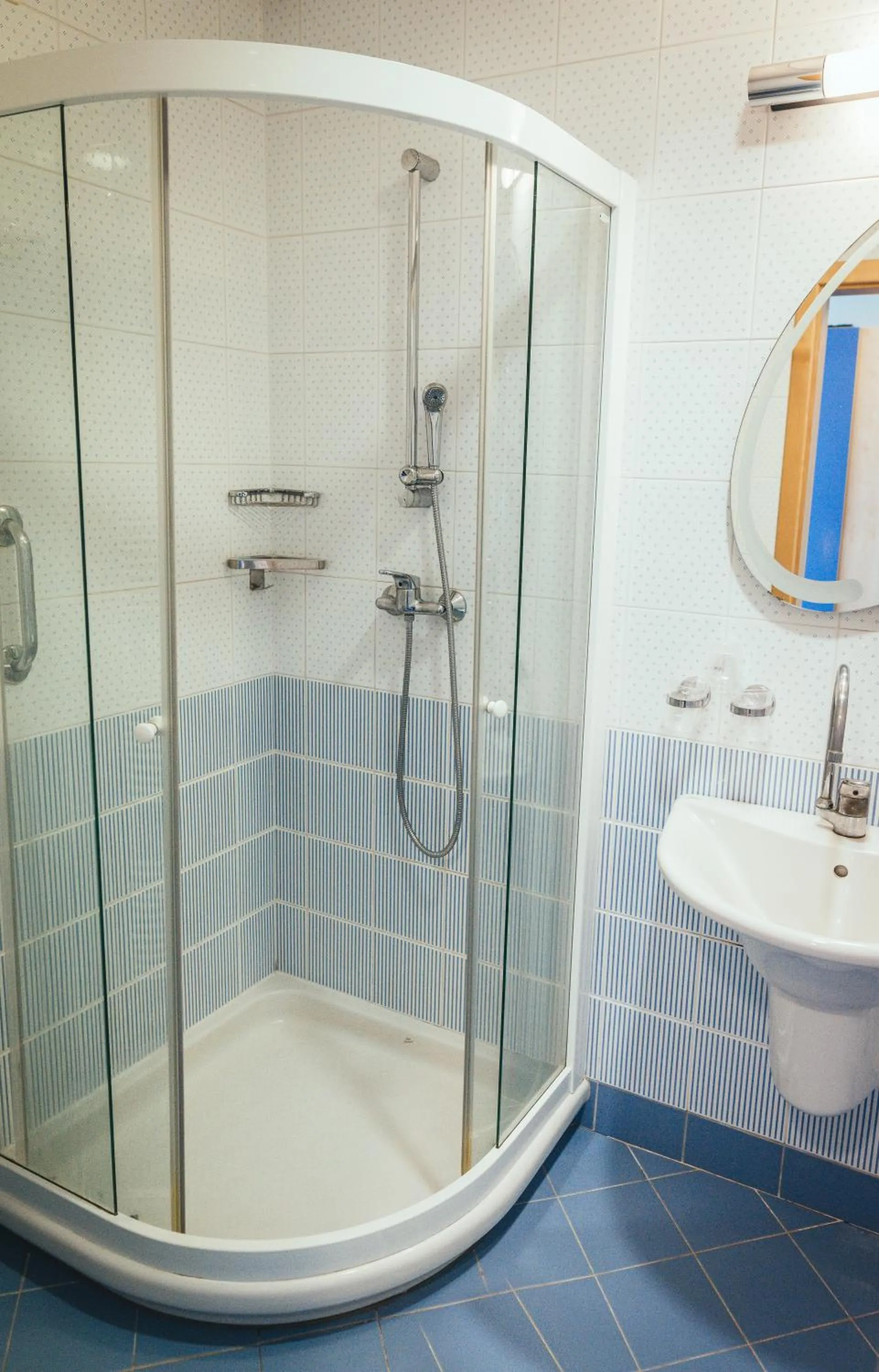 Shower in Hotel Delfin