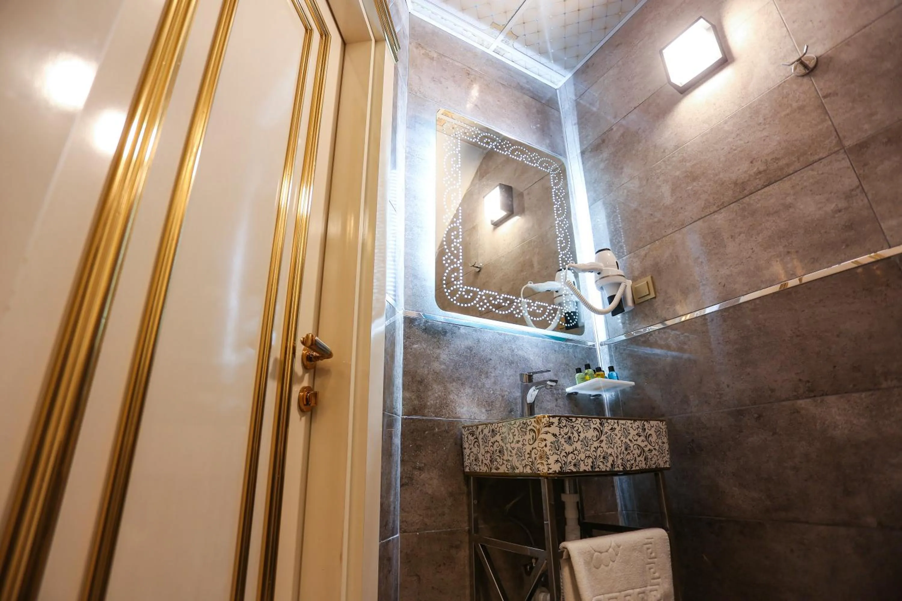 Shower in Whıte Moon Hotel Suites