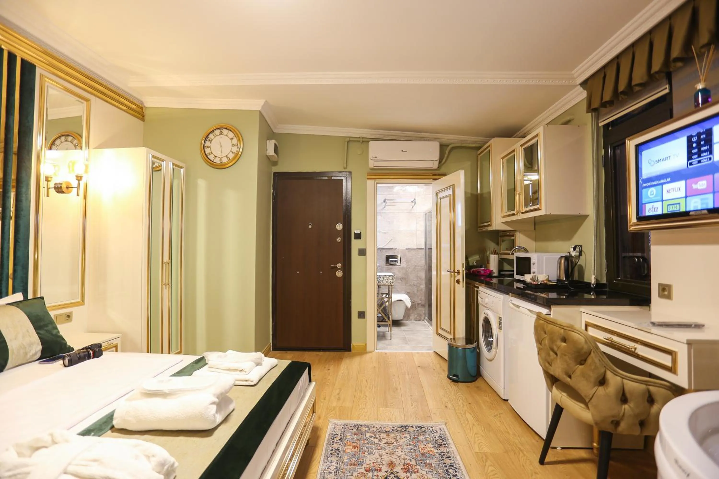 Communal lounge/ TV room, Bed in Whıte Moon Hotel Suites