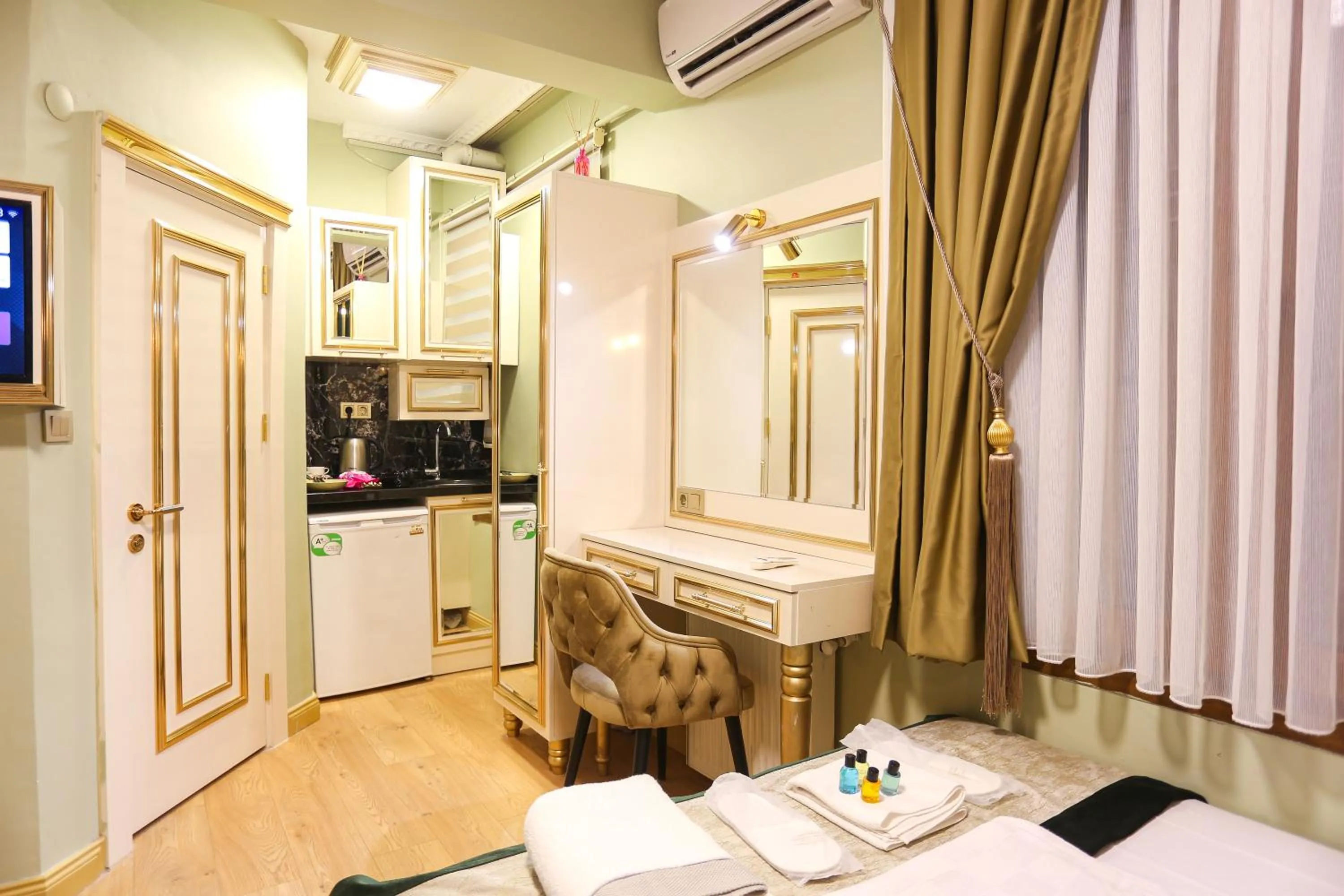 TV and multimedia in Whıte Moon Hotel Suites