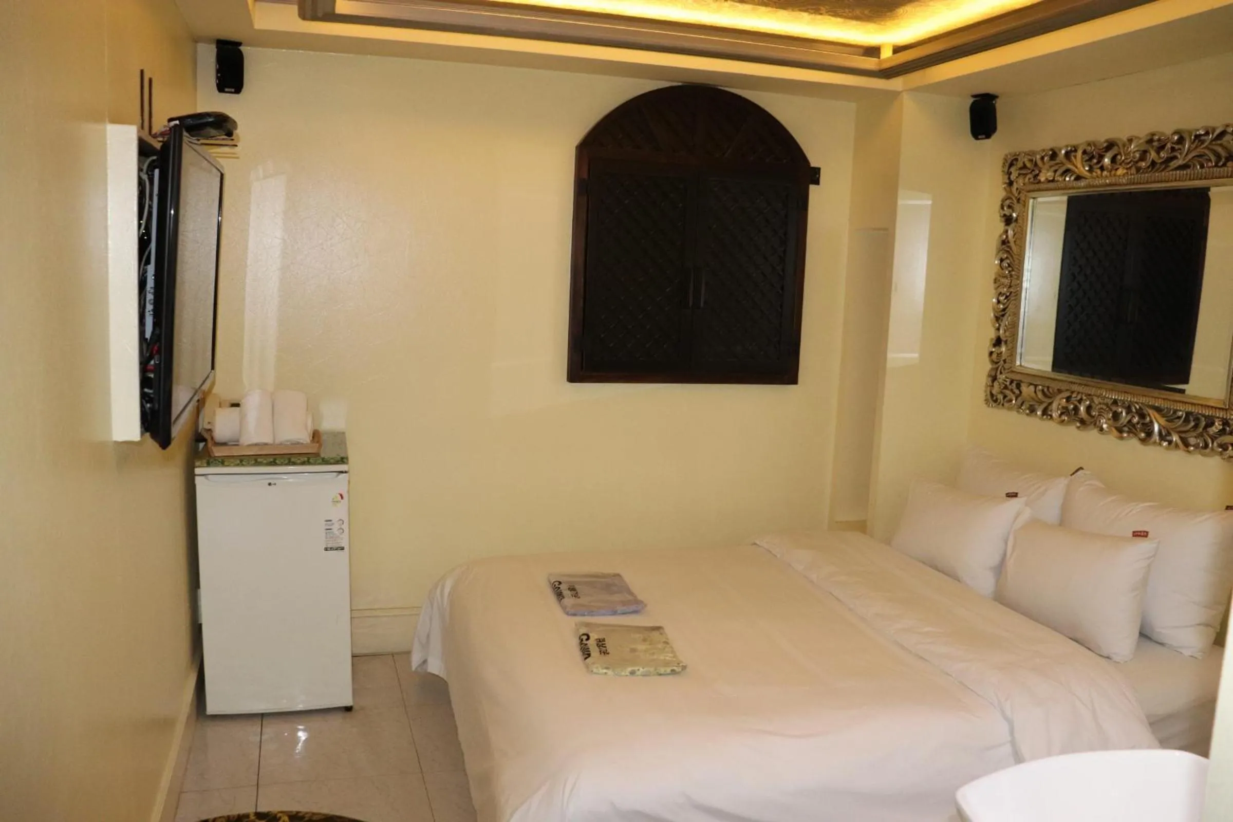 Bed in Hotel Marigold