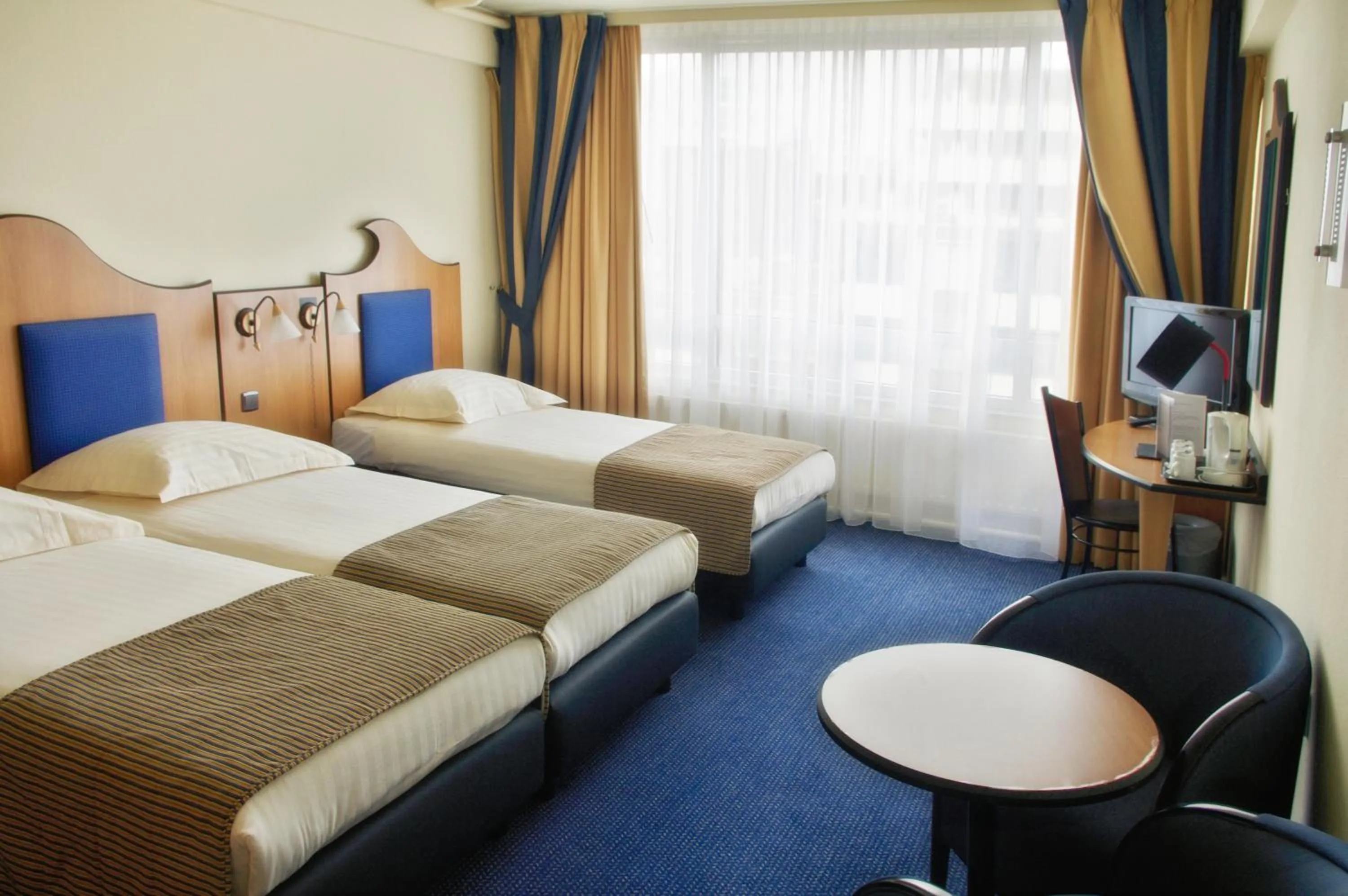 Photo of the whole room in Badhotel The Hague Scheveningen