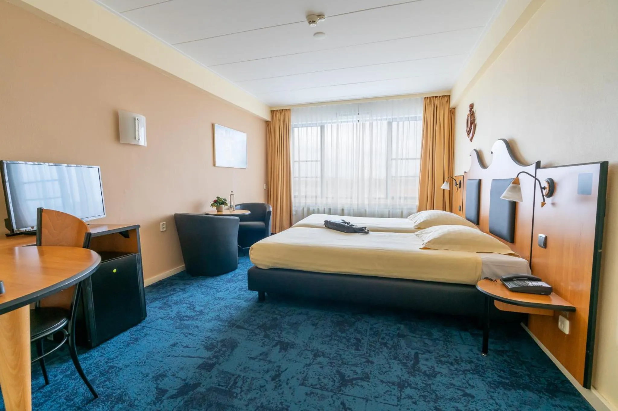 Photo of the whole room in Badhotel The Hague Scheveningen