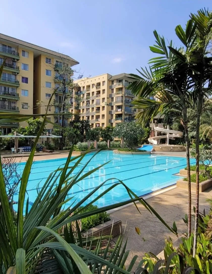 Swimming pool in The Parkland Condominium