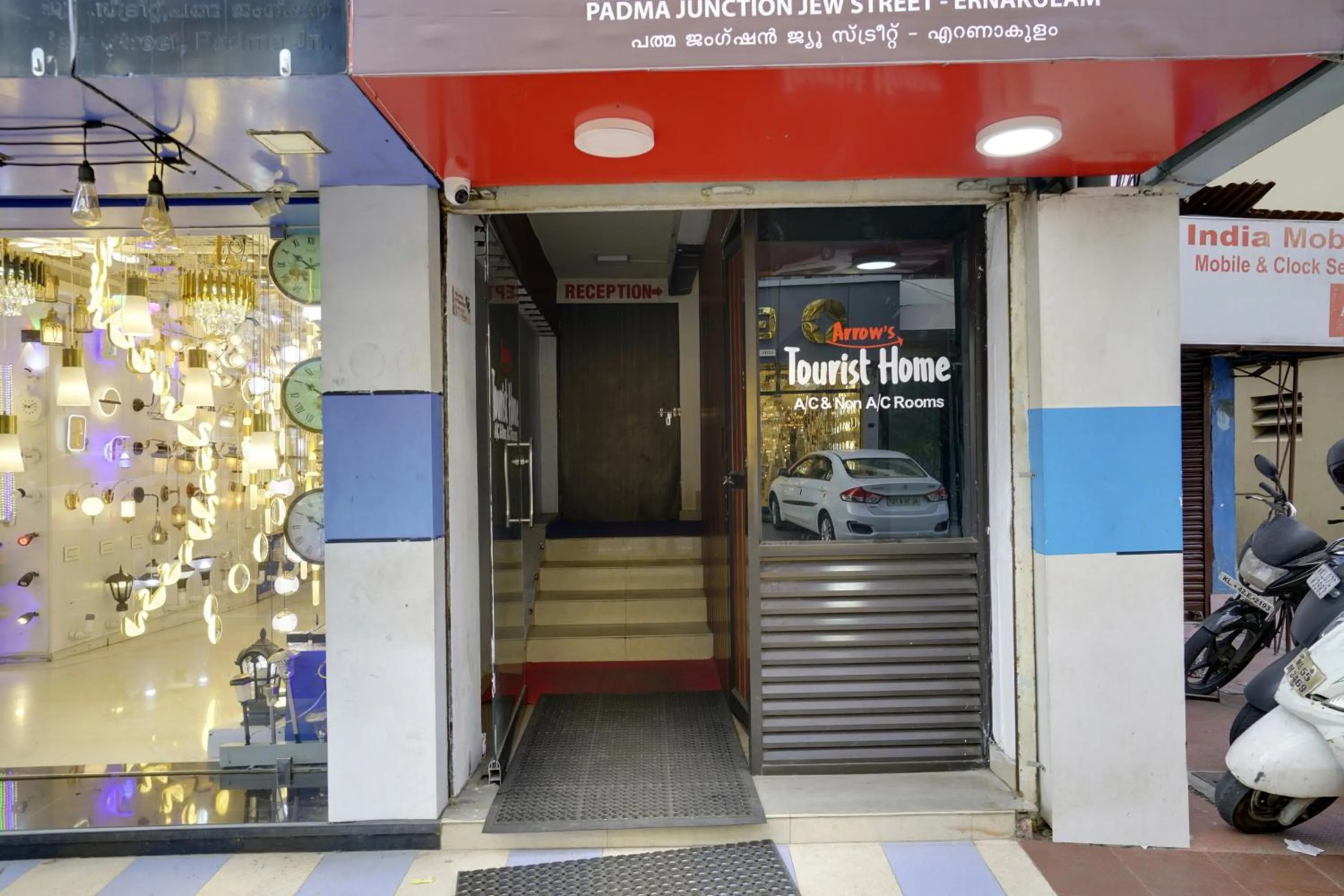 Facade/entrance in OYO Flagship Arrows Tourist Home