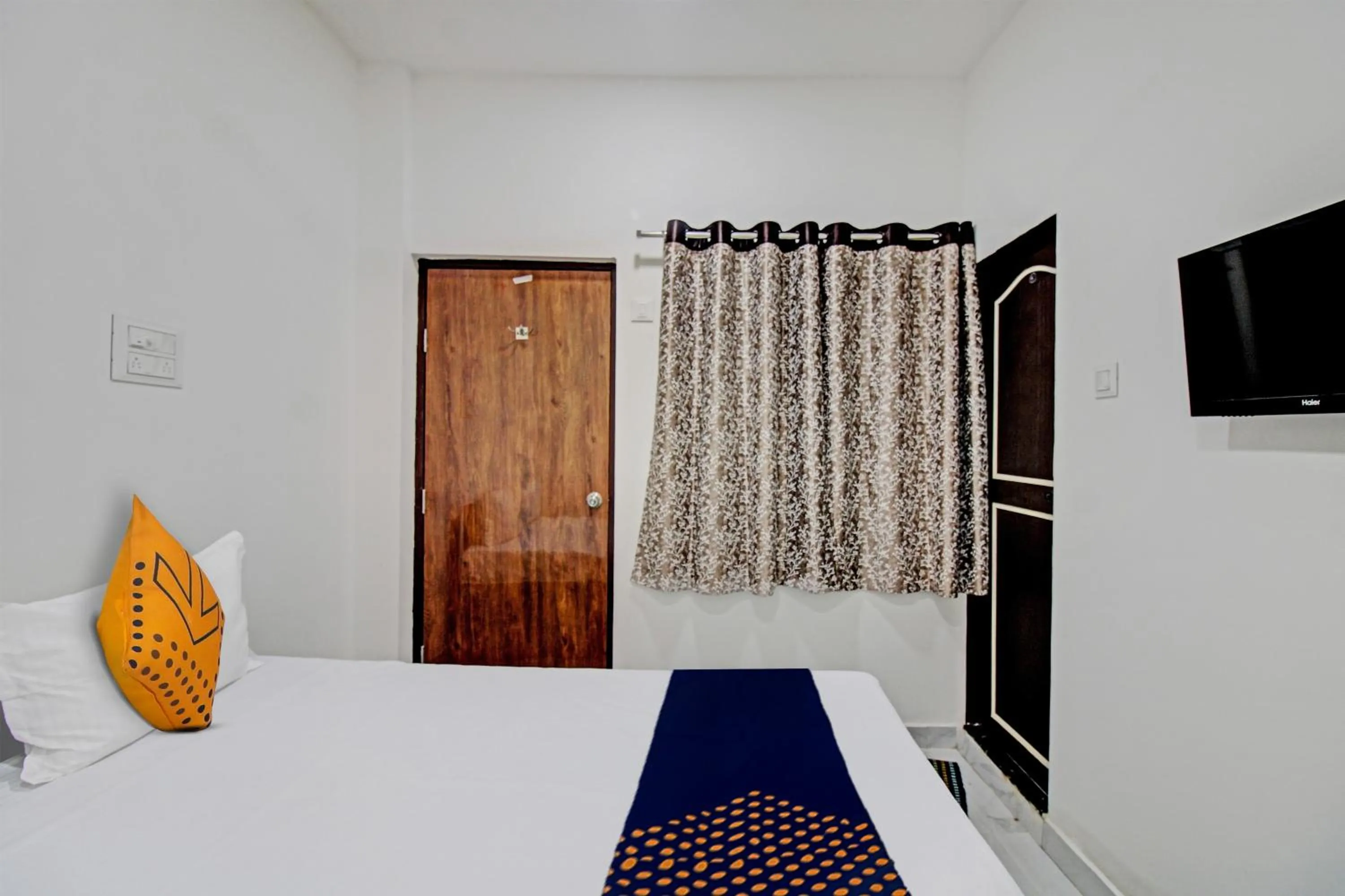 Bedroom, Bed in Spot On Tulsi Stay Inn
