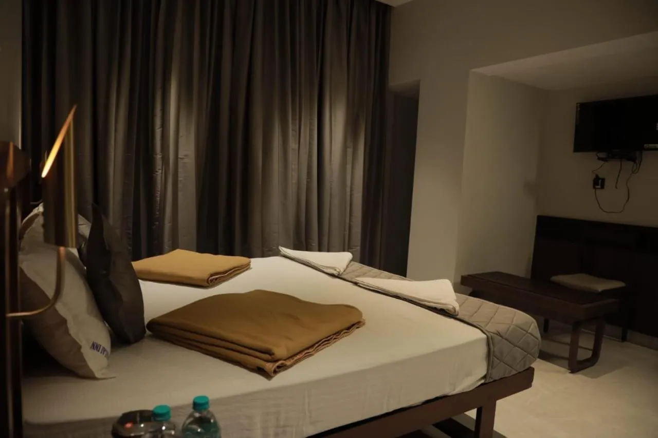 Property building, Bed in ARUNACHALA INN