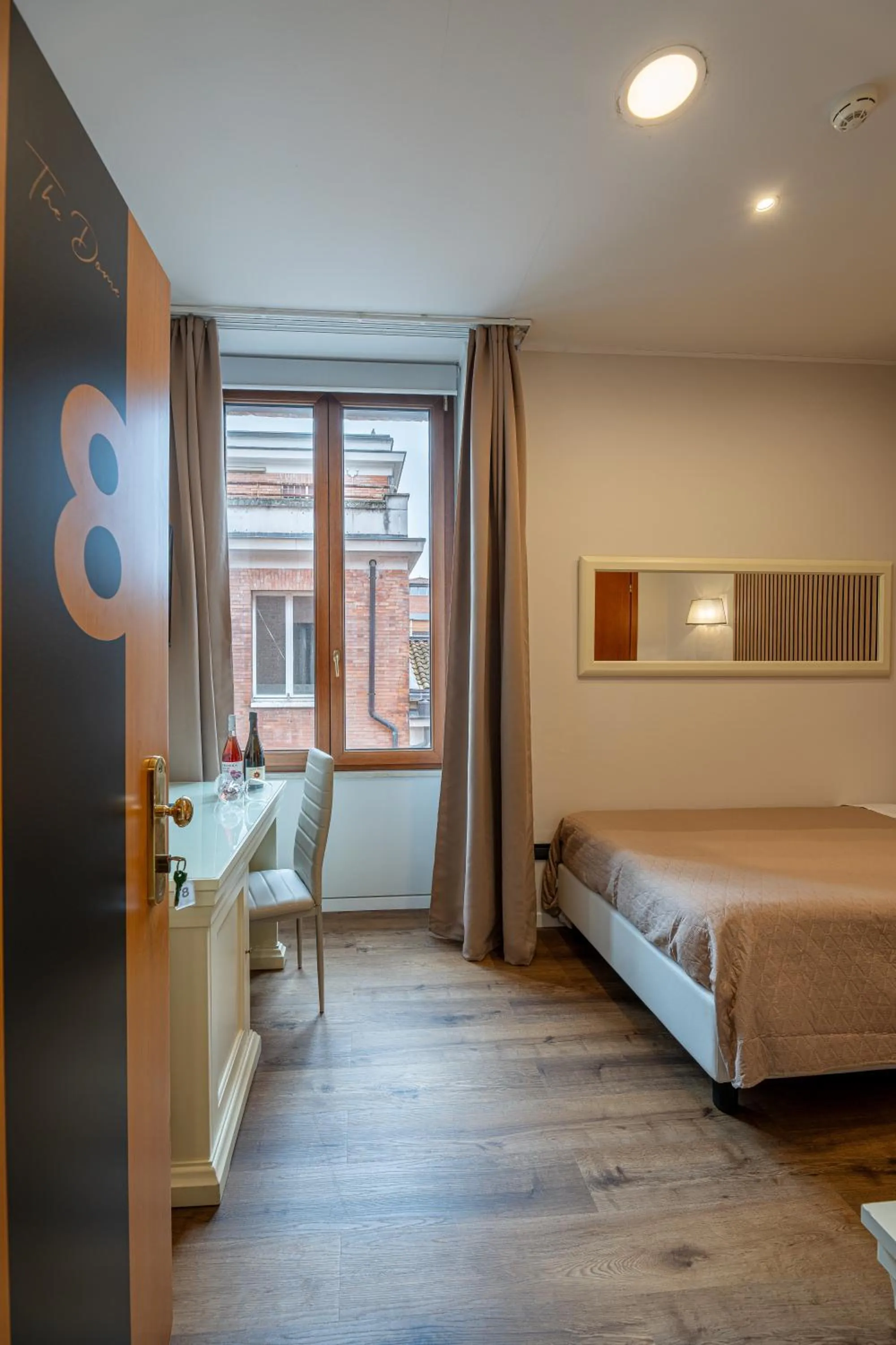 Photo of the whole room, Bed in THE DOME - Panoramic Rooms