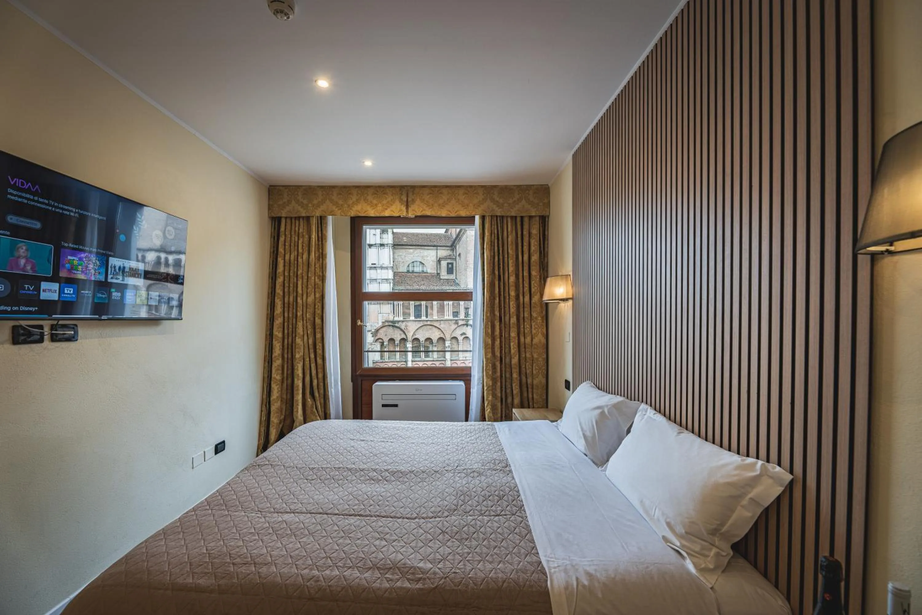 Photo of the whole room, Bed in THE DOME - Panoramic Rooms