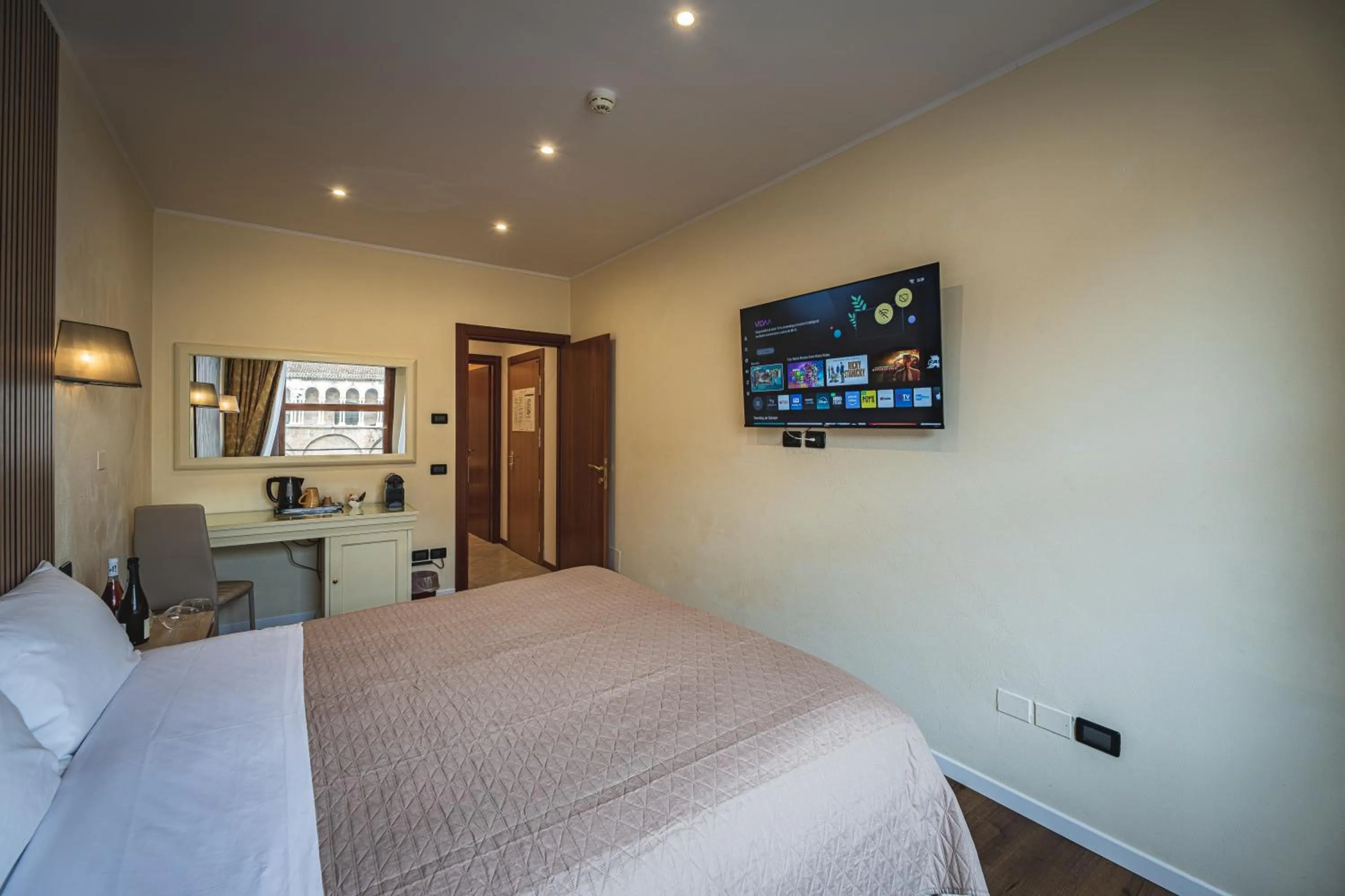 Photo of the whole room, Bed in THE DOME - Panoramic Rooms