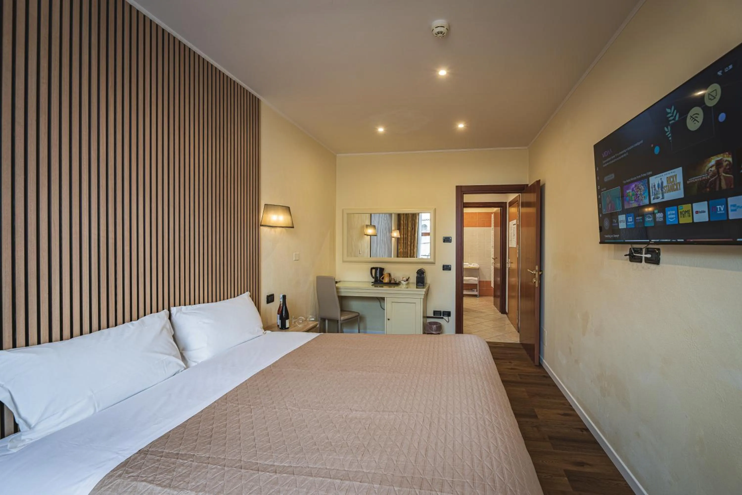 Photo of the whole room, Bed in THE DOME - Panoramic Rooms