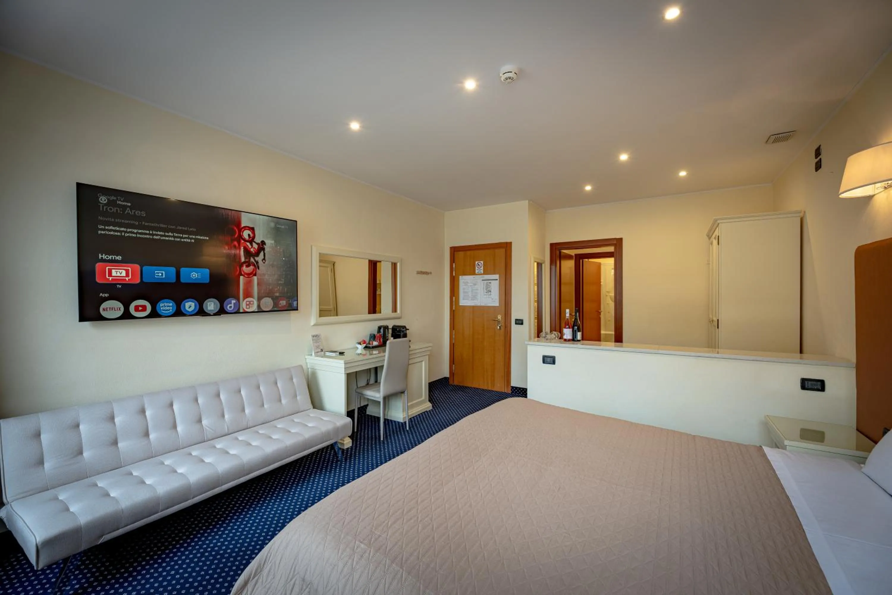 Photo of the whole room, Bed in THE DOME - Panoramic Rooms