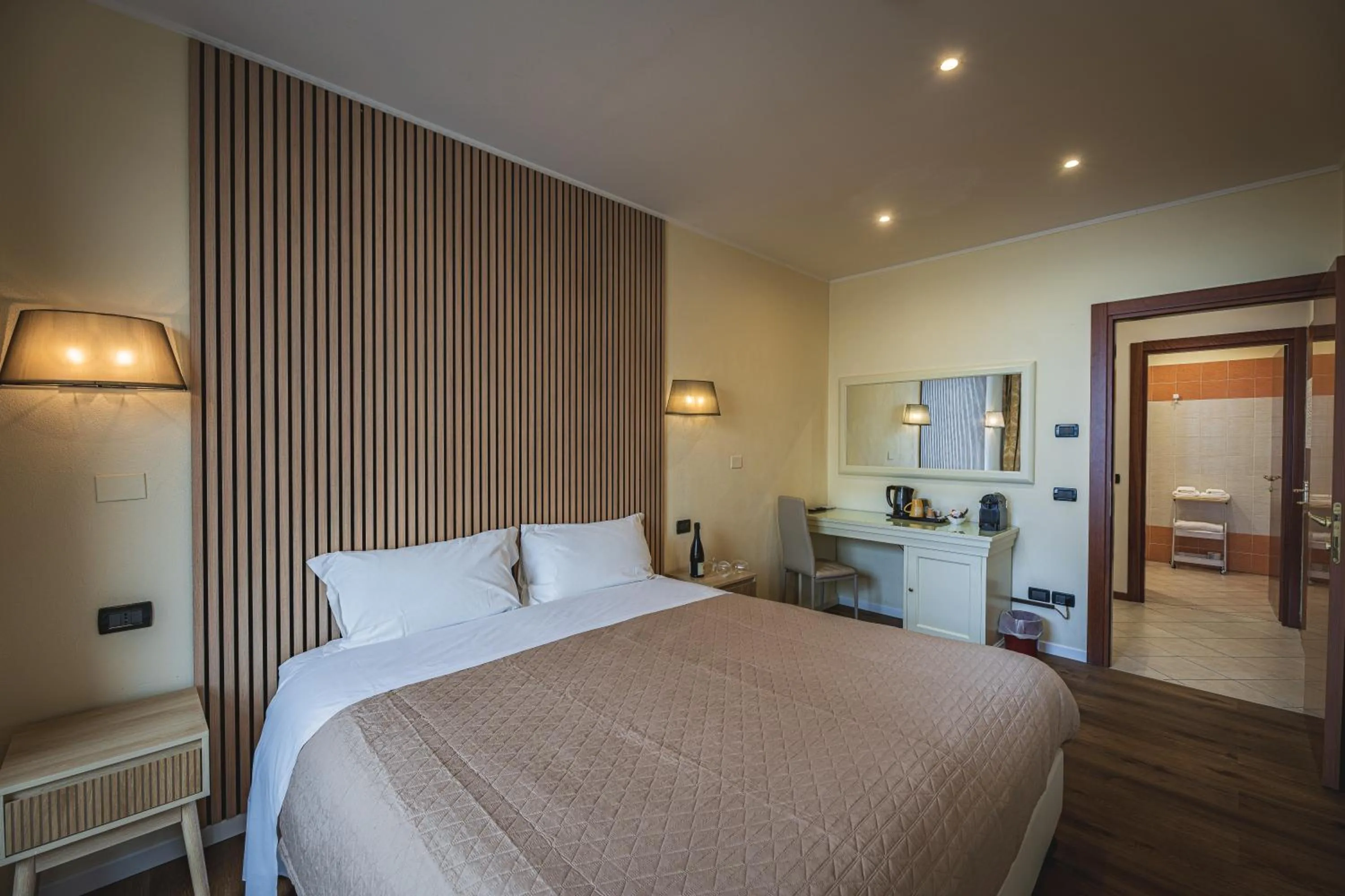 Photo of the whole room, Bed in THE DOME - Panoramic Rooms