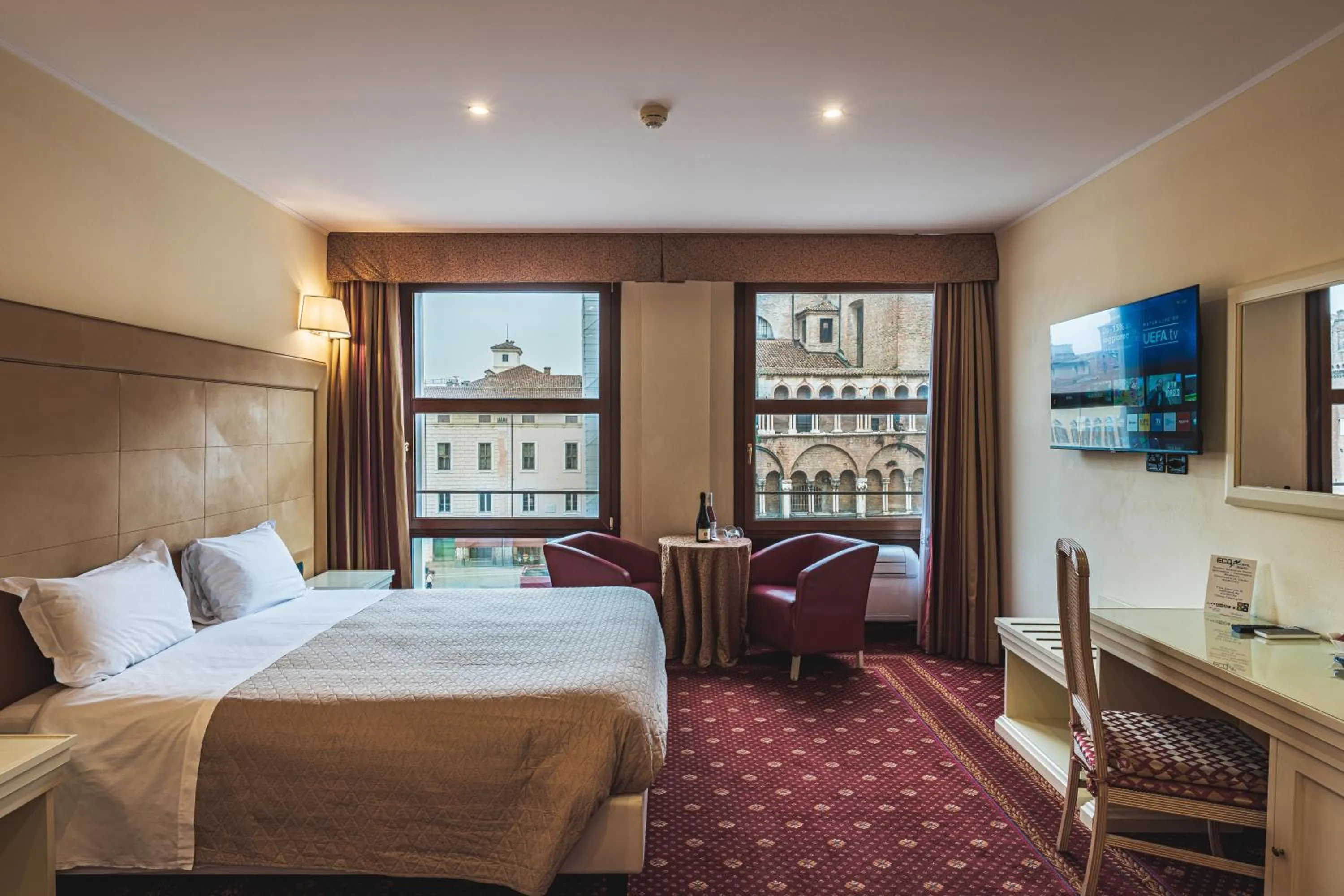Photo of the whole room, Bed in THE DOME - Panoramic Rooms