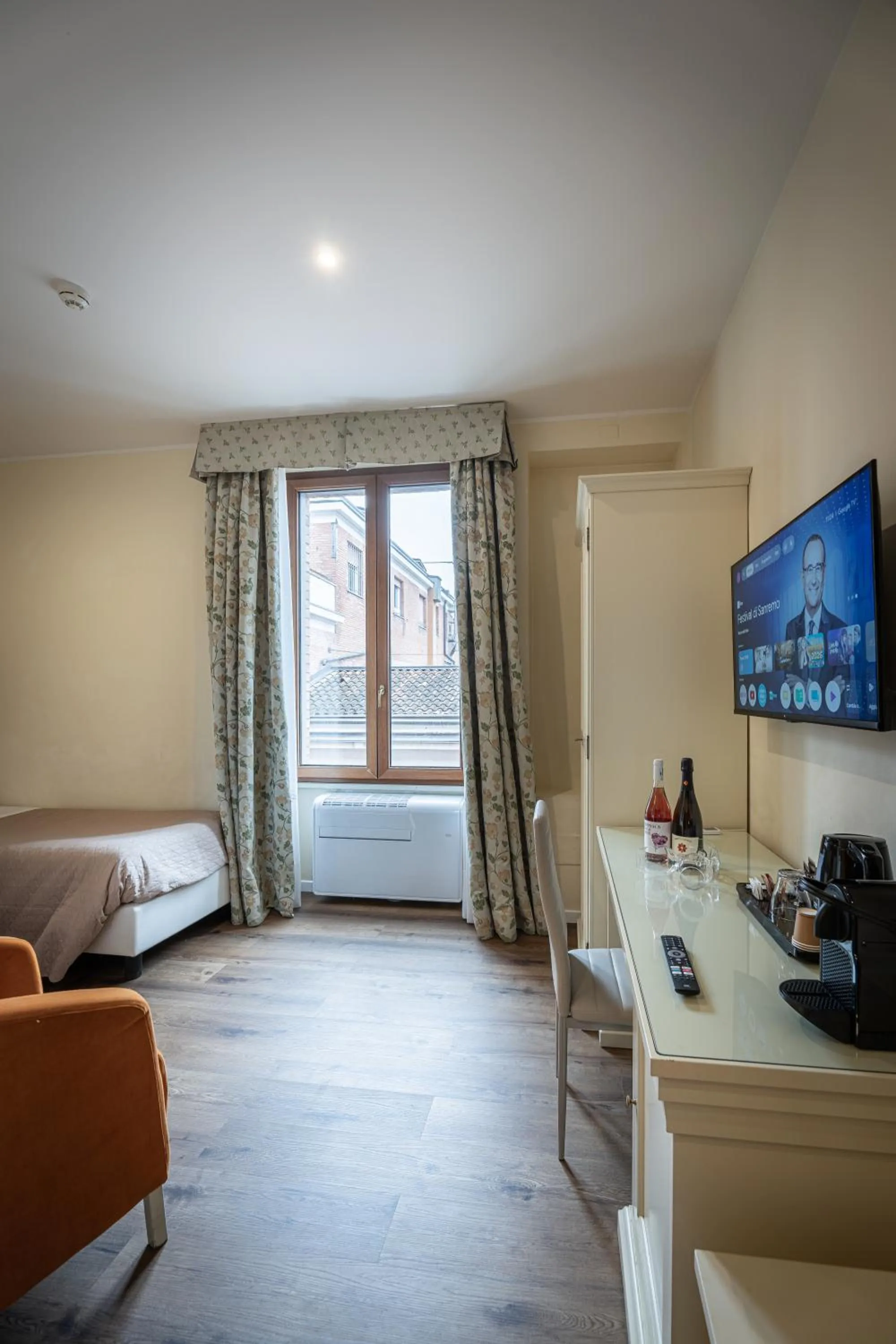 Photo of the whole room, Bed in THE DOME - Panoramic Rooms