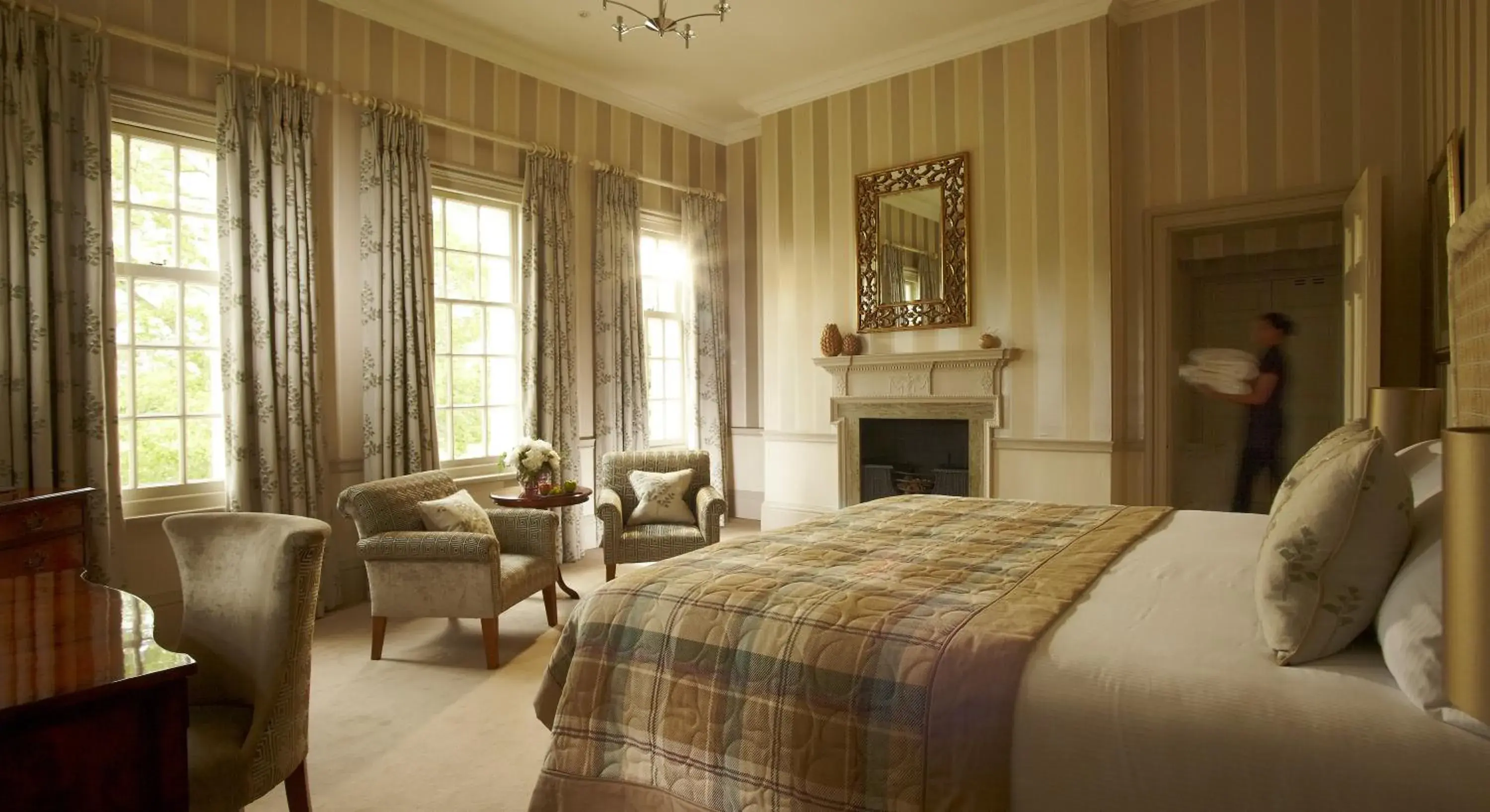 Bedroom, Bed in Brockencote Hall Bedroom, Bed in Brockencote Hall