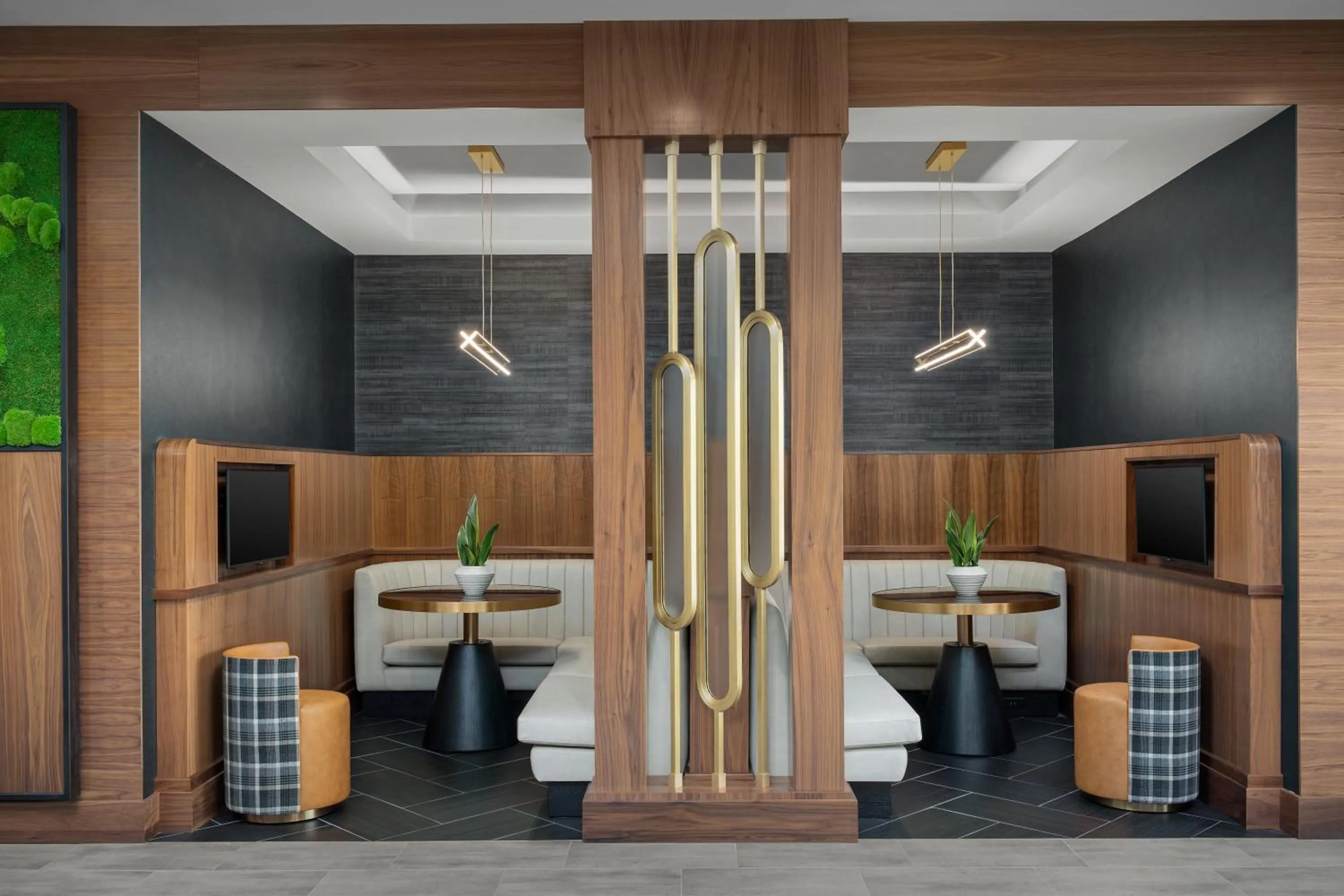 Seating area in Courtyard by Marriott Bozeman