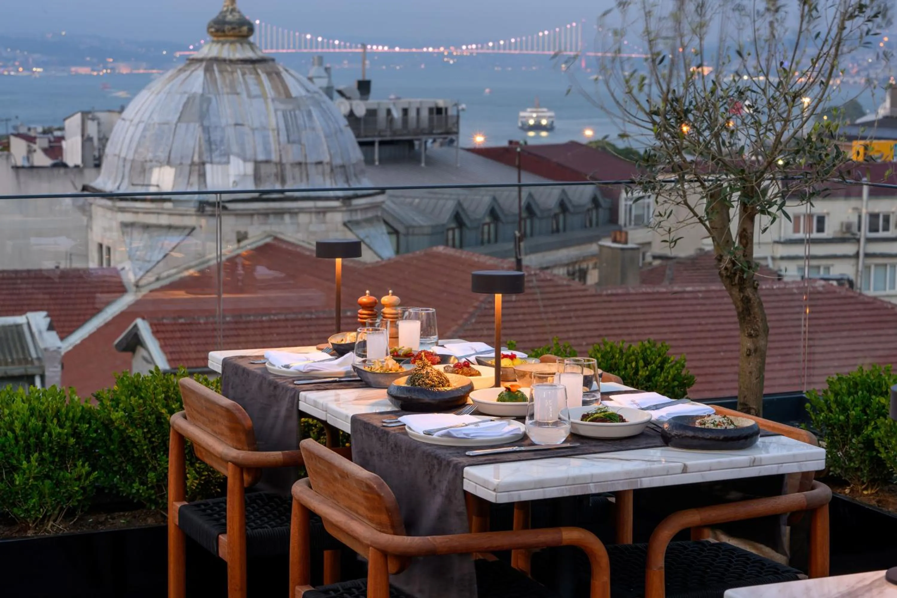 Restaurant/places to eat in Orient Occident Hotel Istanbul, Autograph Collection