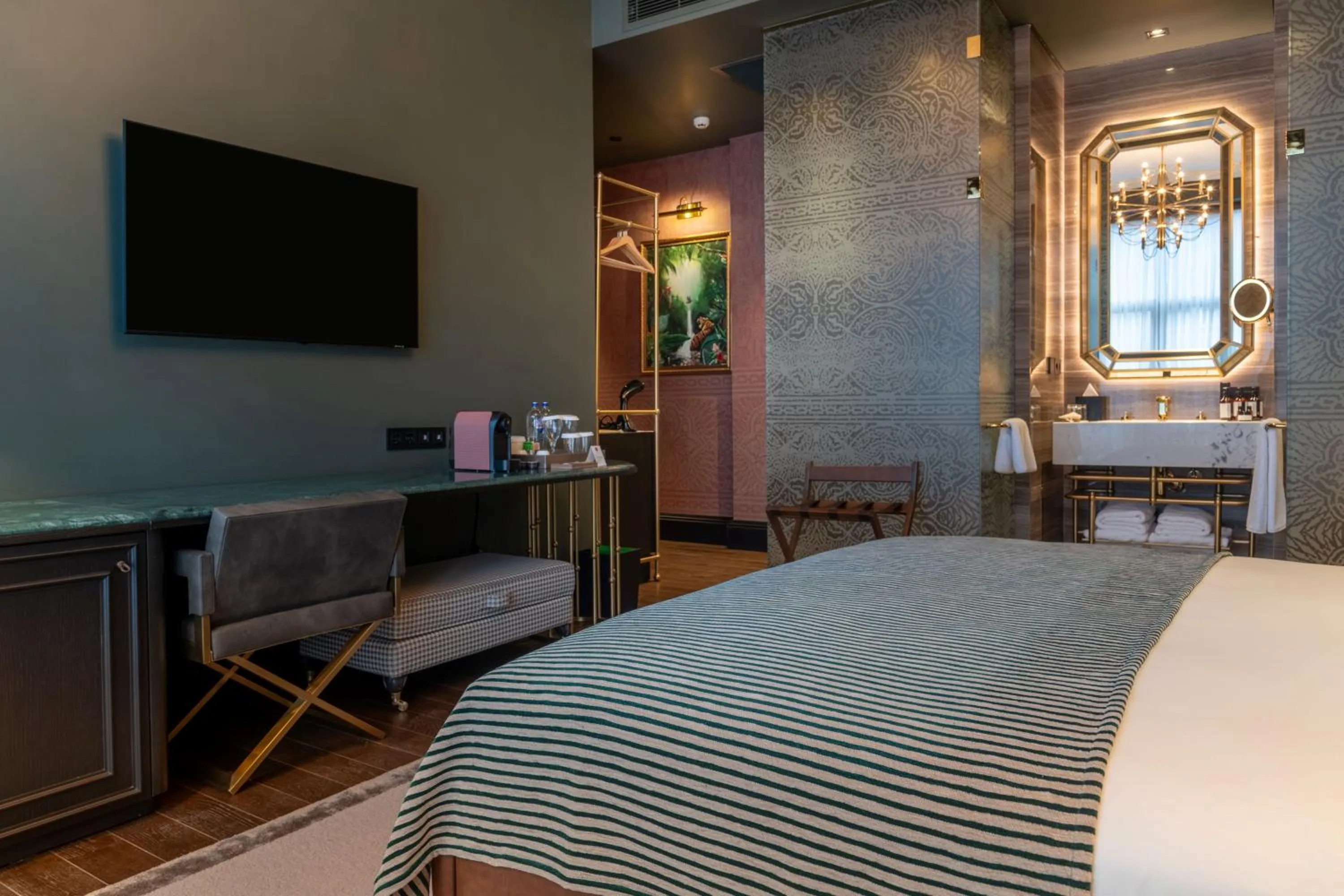 Bedroom, Bed in Orient Occident Hotel Istanbul, Autograph Collection