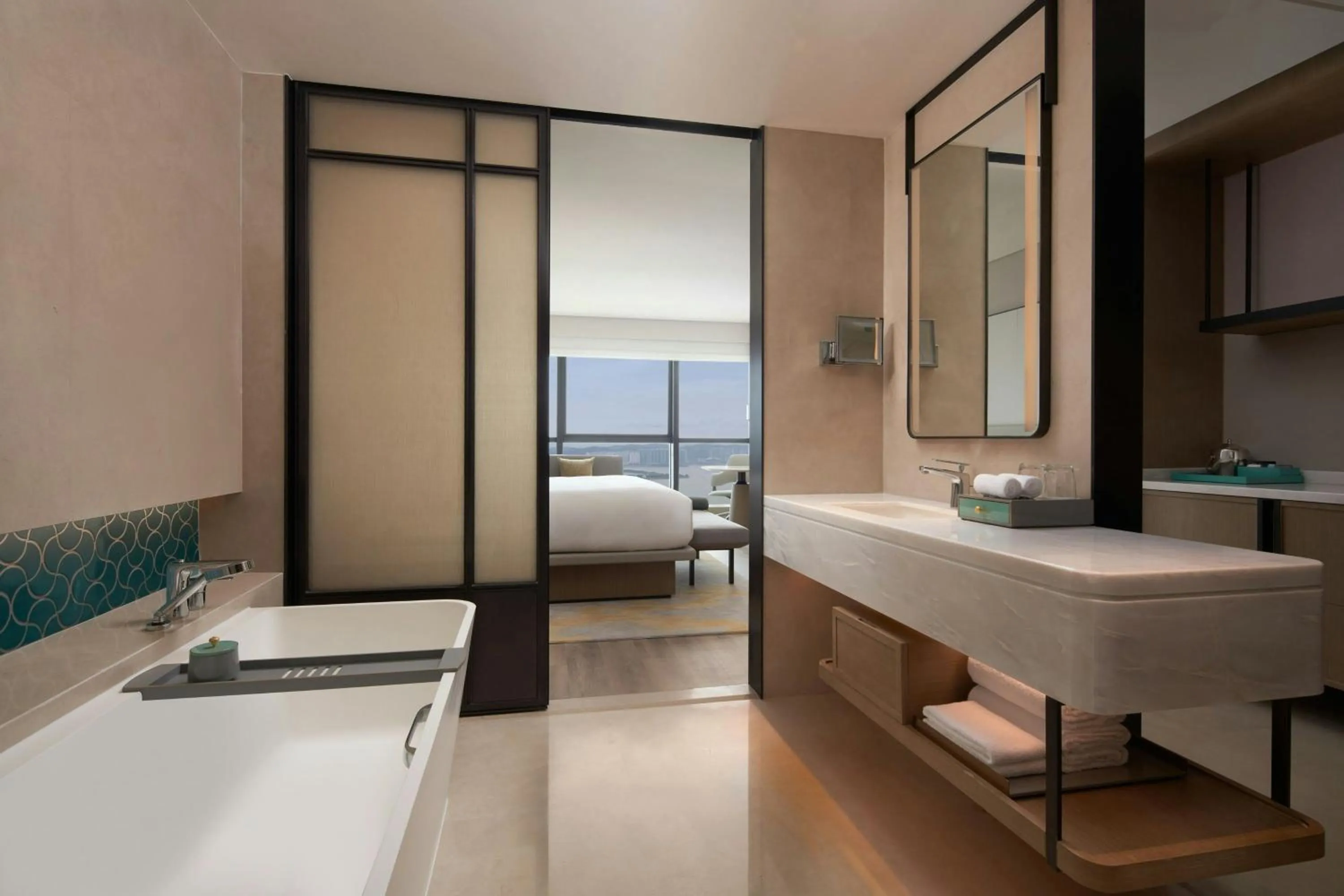 Bathroom, Bed in Shantou Marriott Hotel