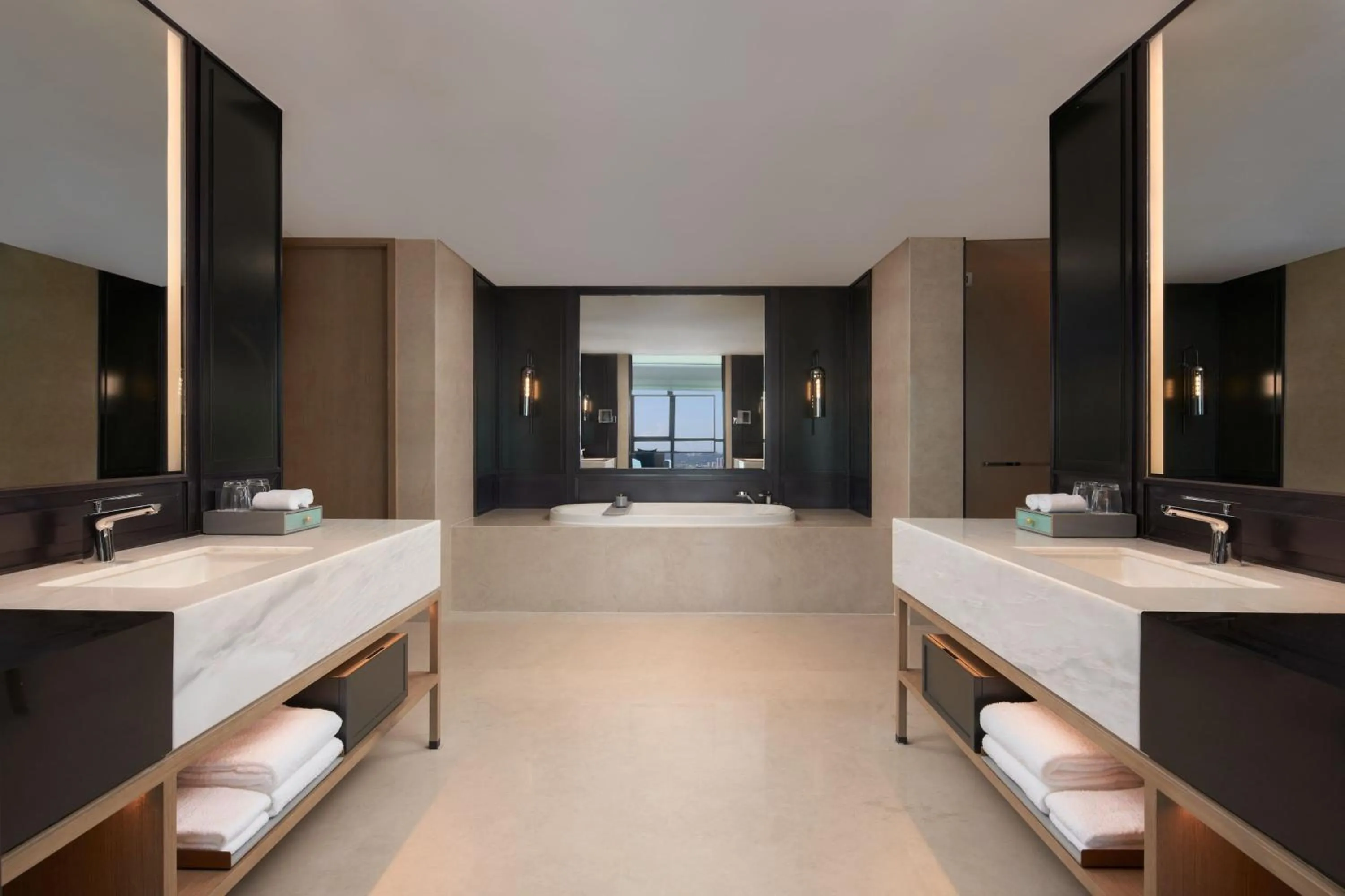 Bathroom, Bed in Shantou Marriott Hotel