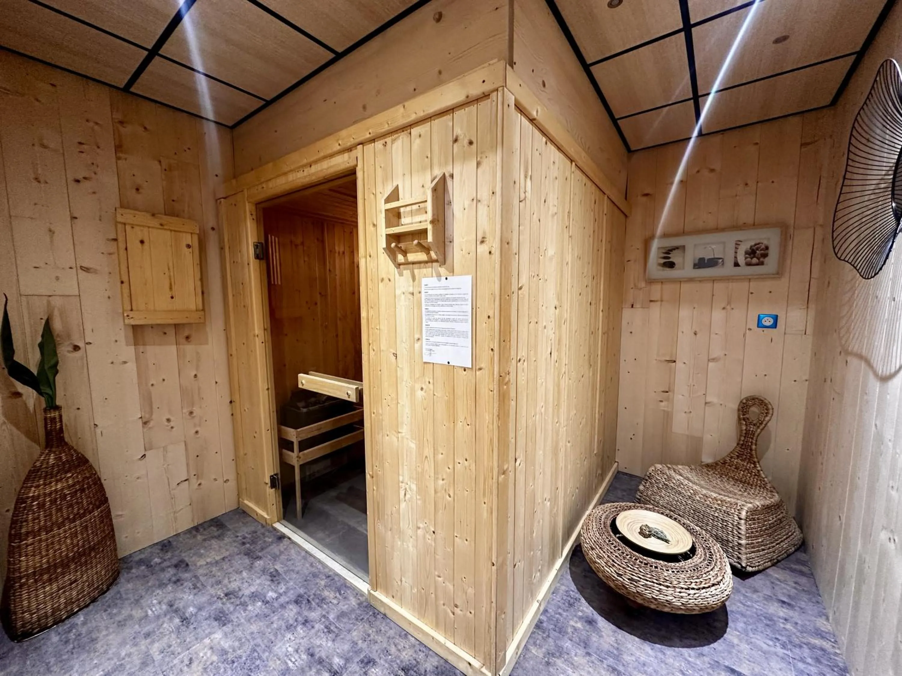 Sauna in Hôtel & Spa Les Carrettes