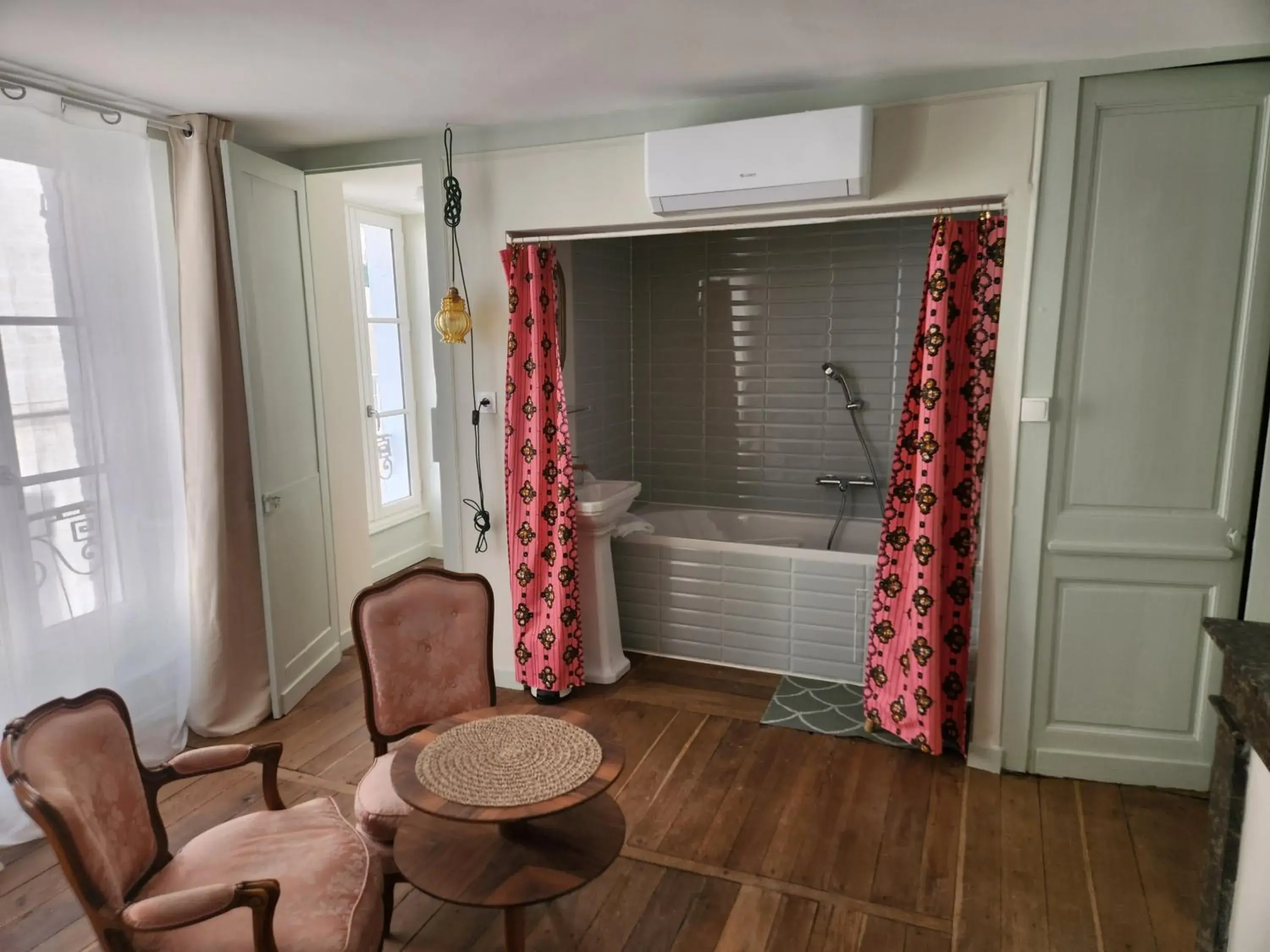 Double Room with Private Bathroom in LE ZOLA Double Room with Private Bathroom in LE ZOLA
