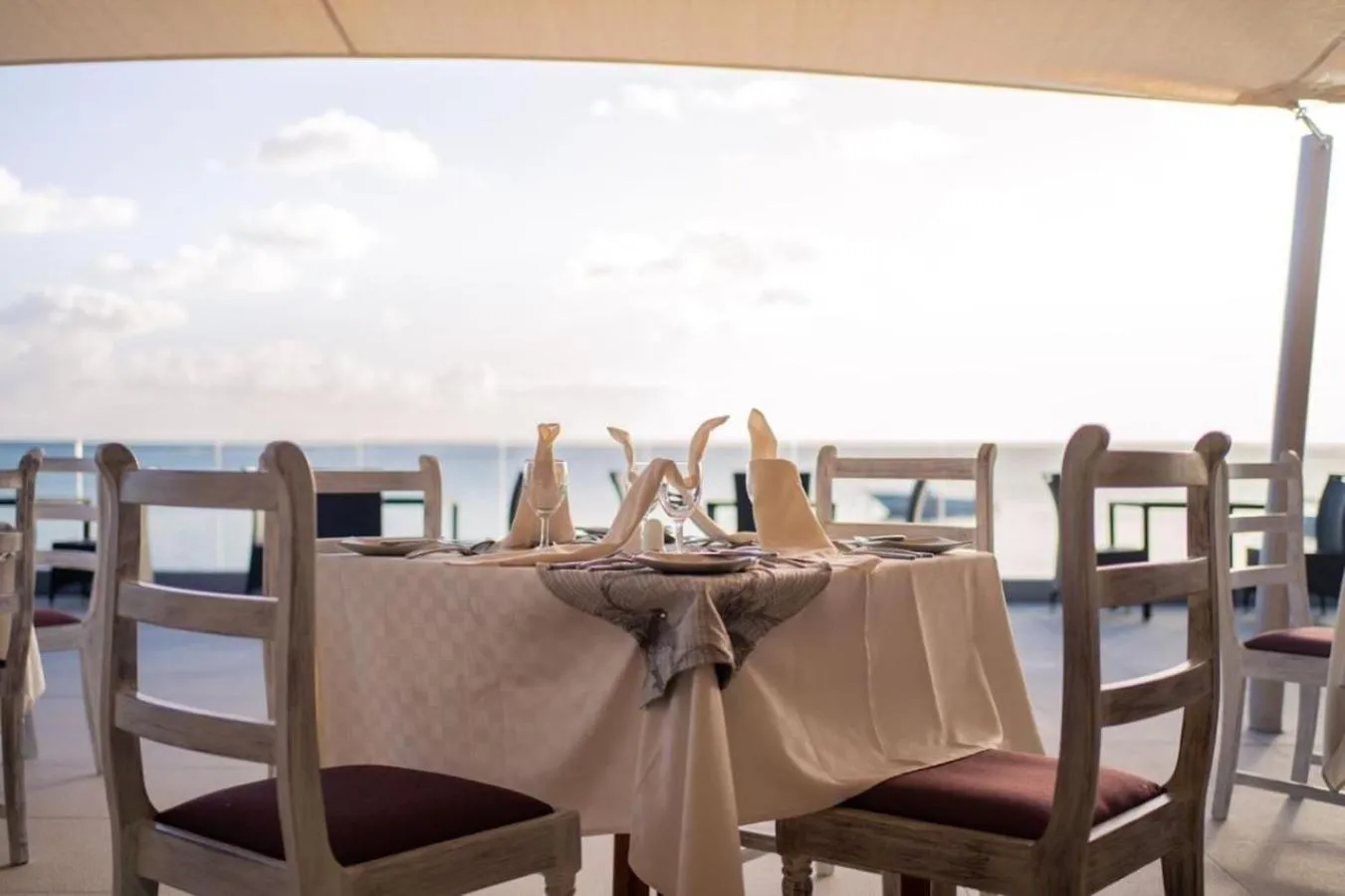 Dining area in Gold Beach Resort