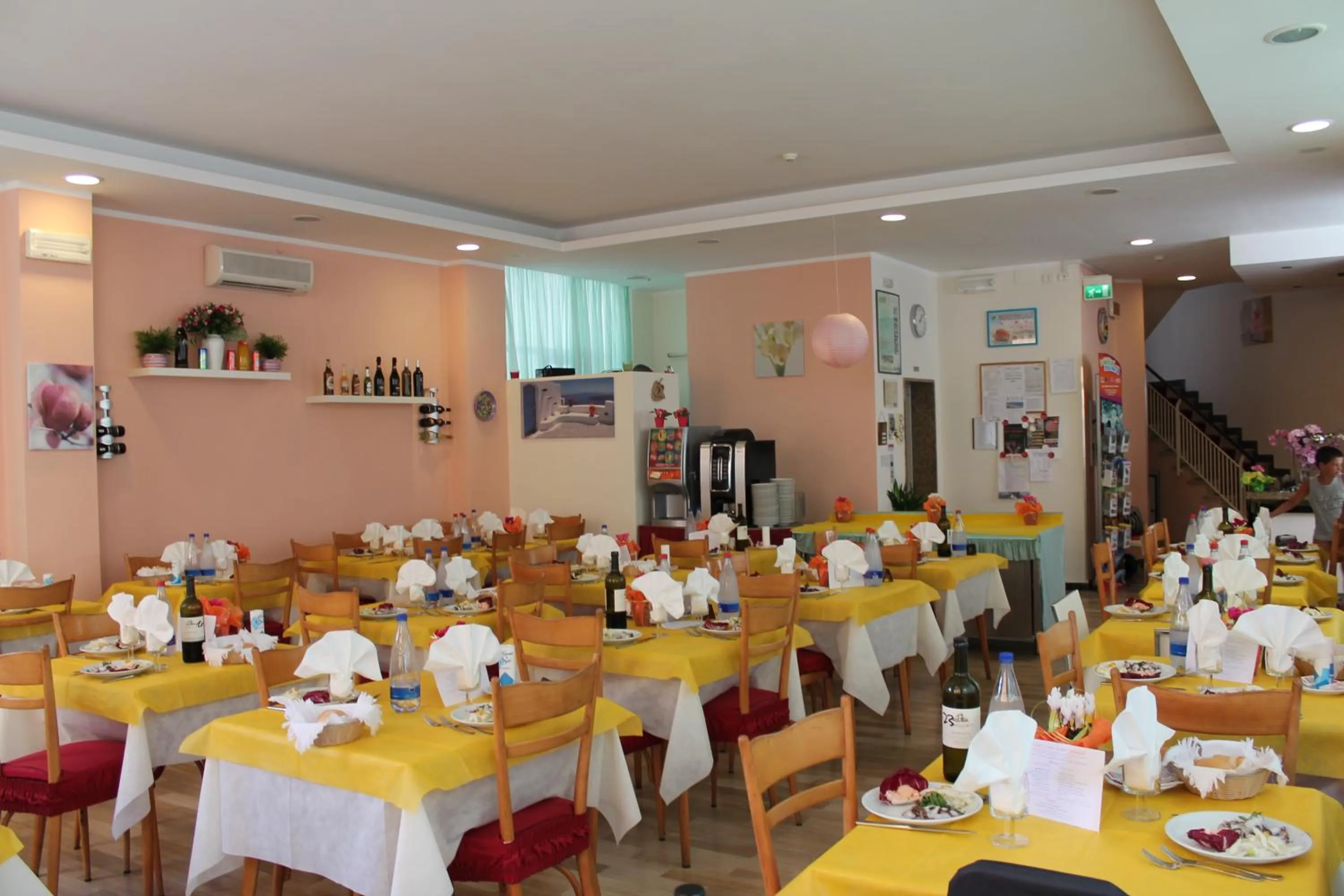 Restaurant/places to eat in Hotel Madrid