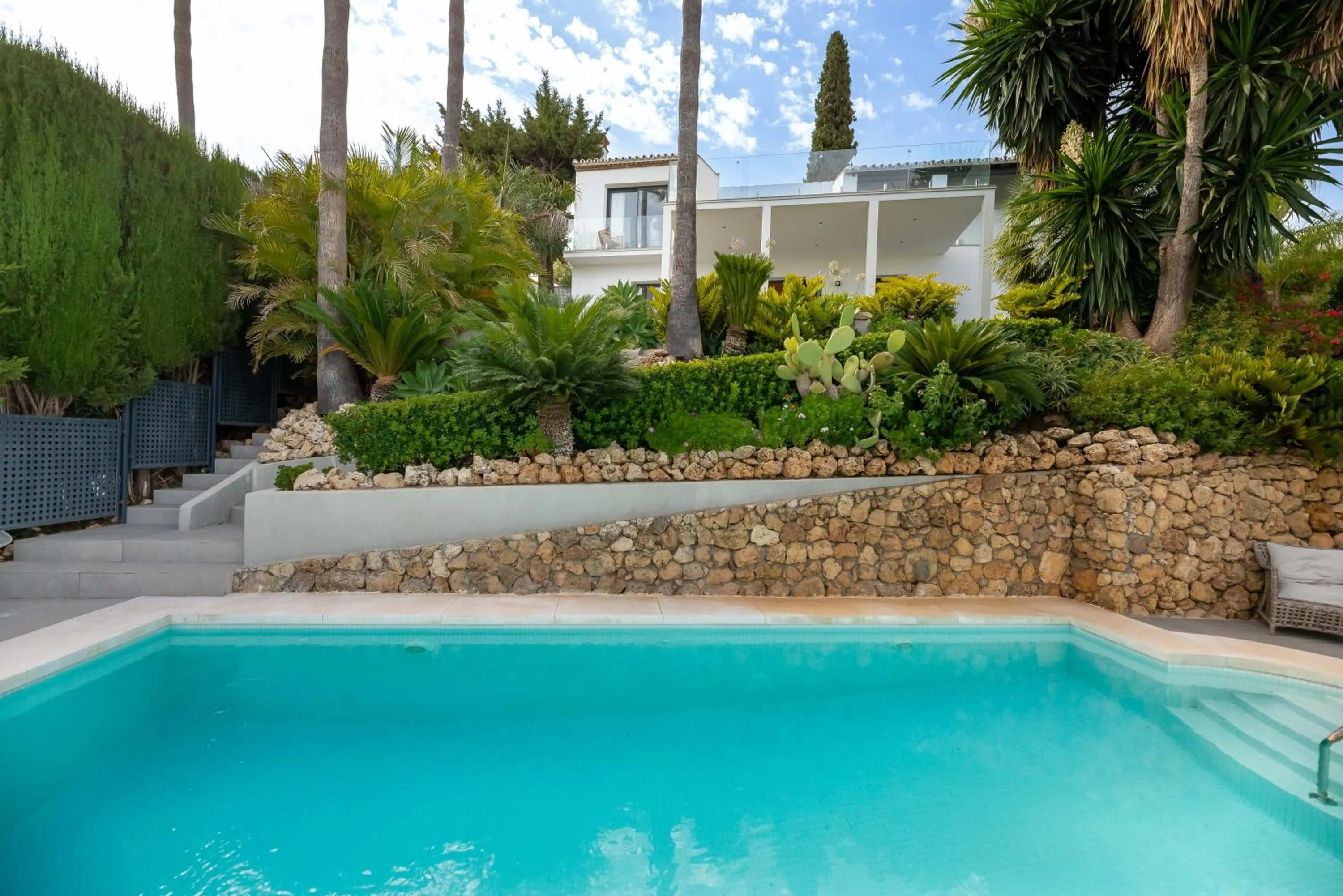 Top Renovated 4BDRM Luxury Villa - Frontline Golf