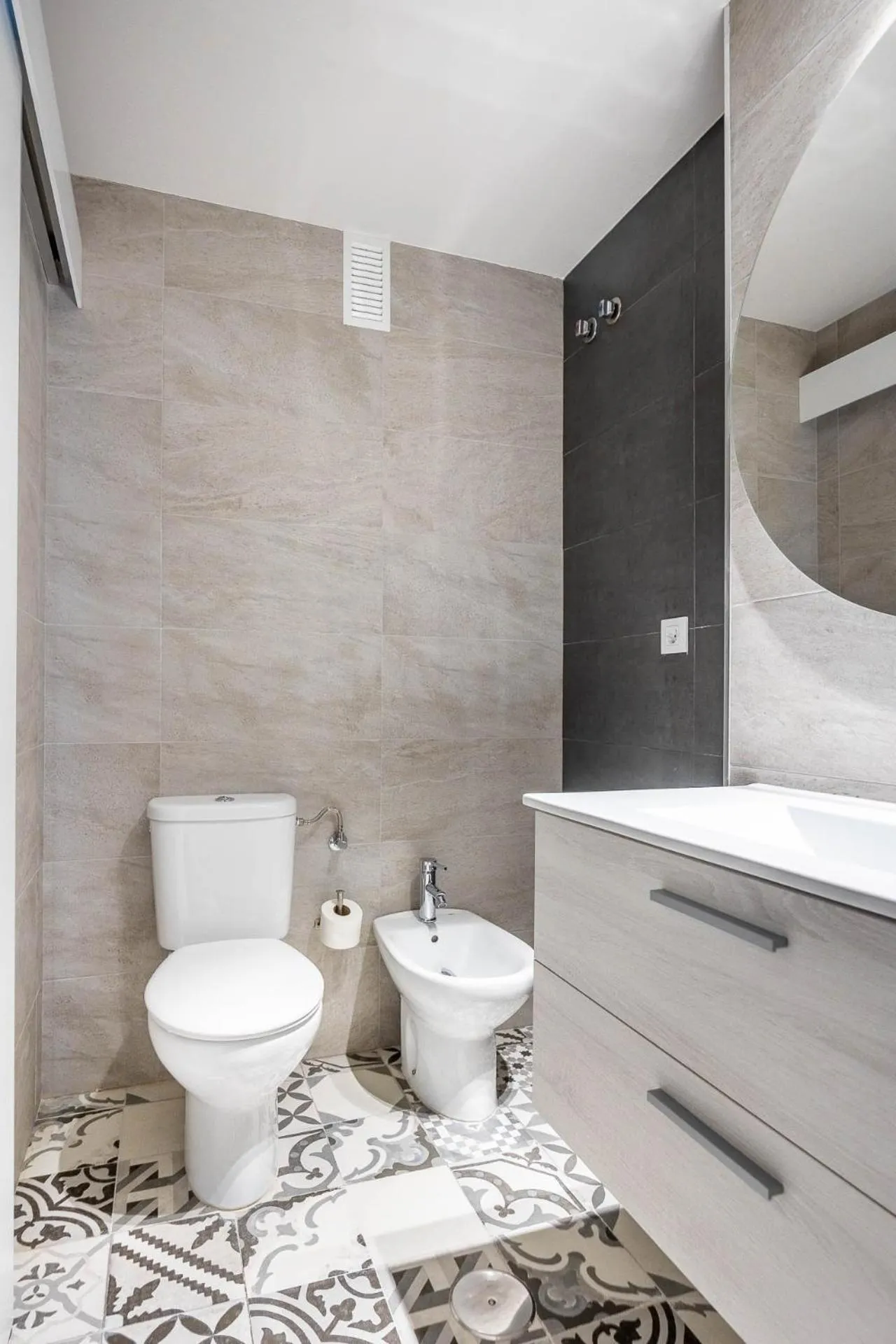 Bathroom in Amplísimo apartamento de diseño nuevo en el corazón de Triana, Parking included