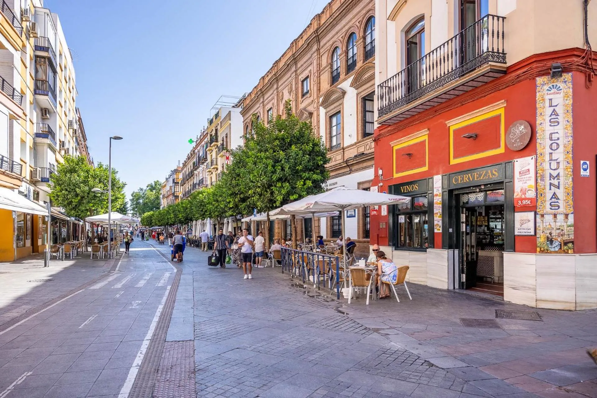 Restaurant/places to eat in Amplísimo apartamento de diseño nuevo en el corazón de Triana, Parking included