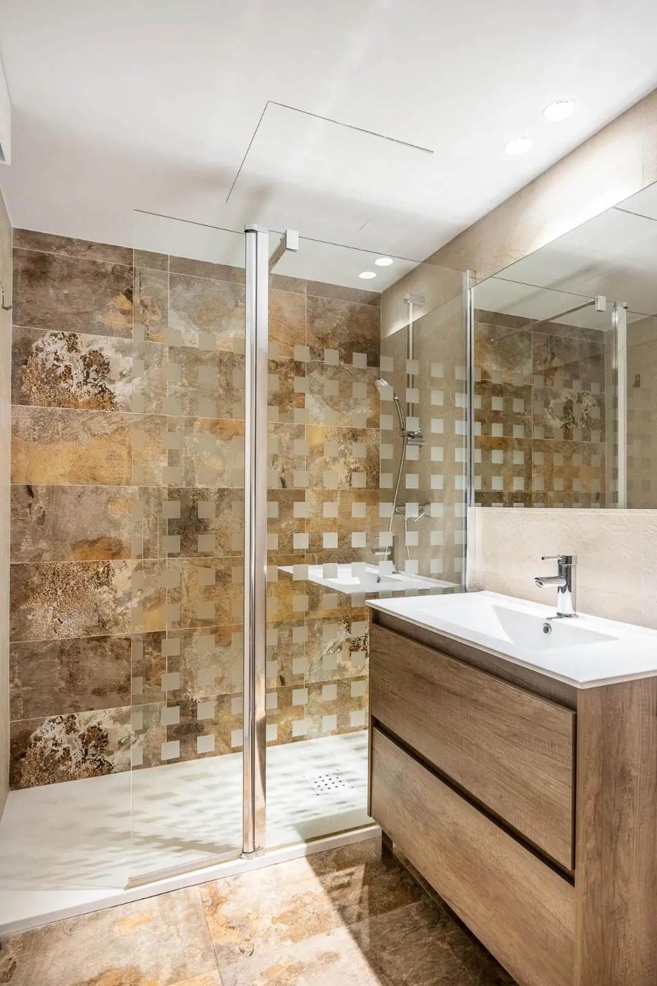 Bathroom in Amplísimo apartamento de diseño nuevo en el corazón de Triana, Parking included