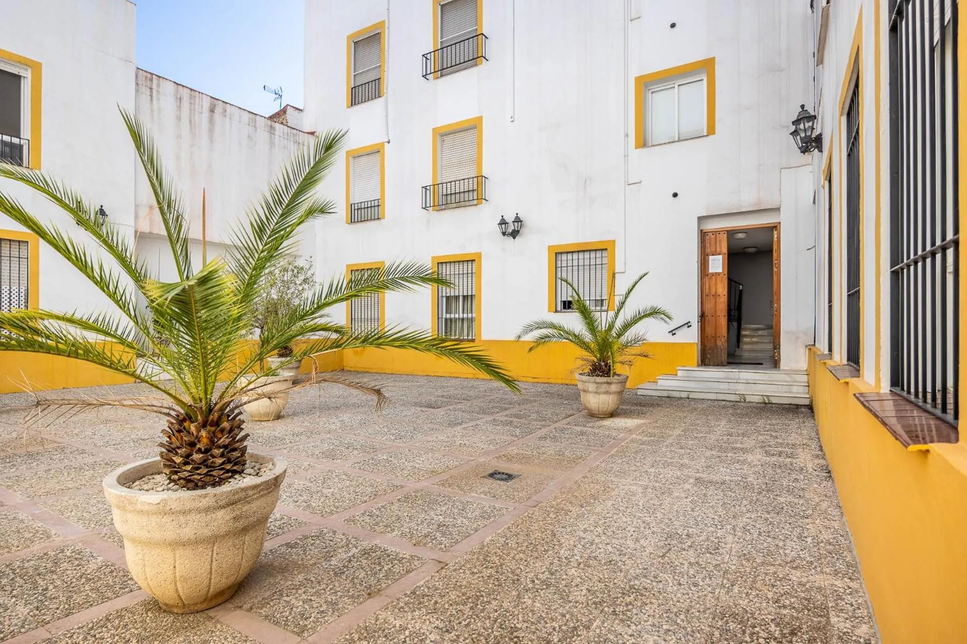 Property building in Amplísimo apartamento de diseño nuevo en el corazón de Triana, Parking included