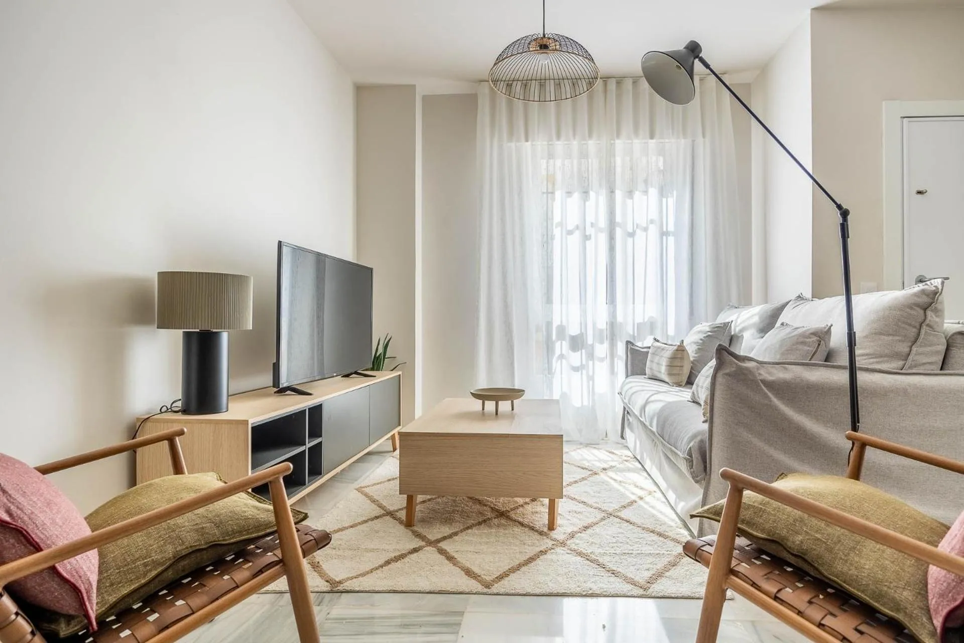 Living room, Bed in Amplísimo apartamento de diseño nuevo en el corazón de Triana, Parking included