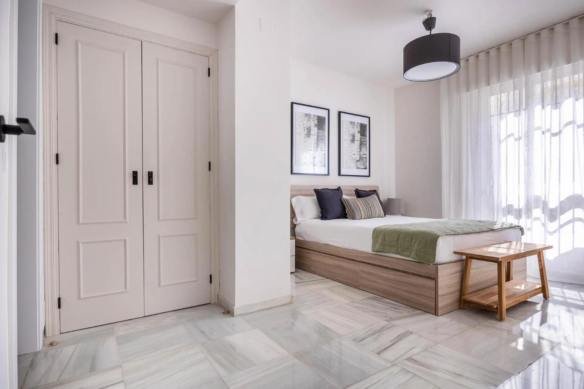 Photo of the whole room, Bed in Amplísimo apartamento de diseño nuevo en el corazón de Triana, Parking included