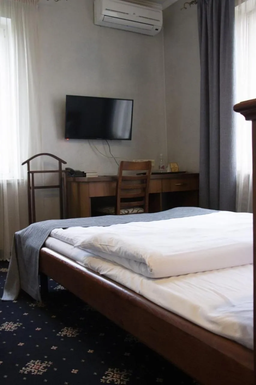 Bed in Pivdenna Brama