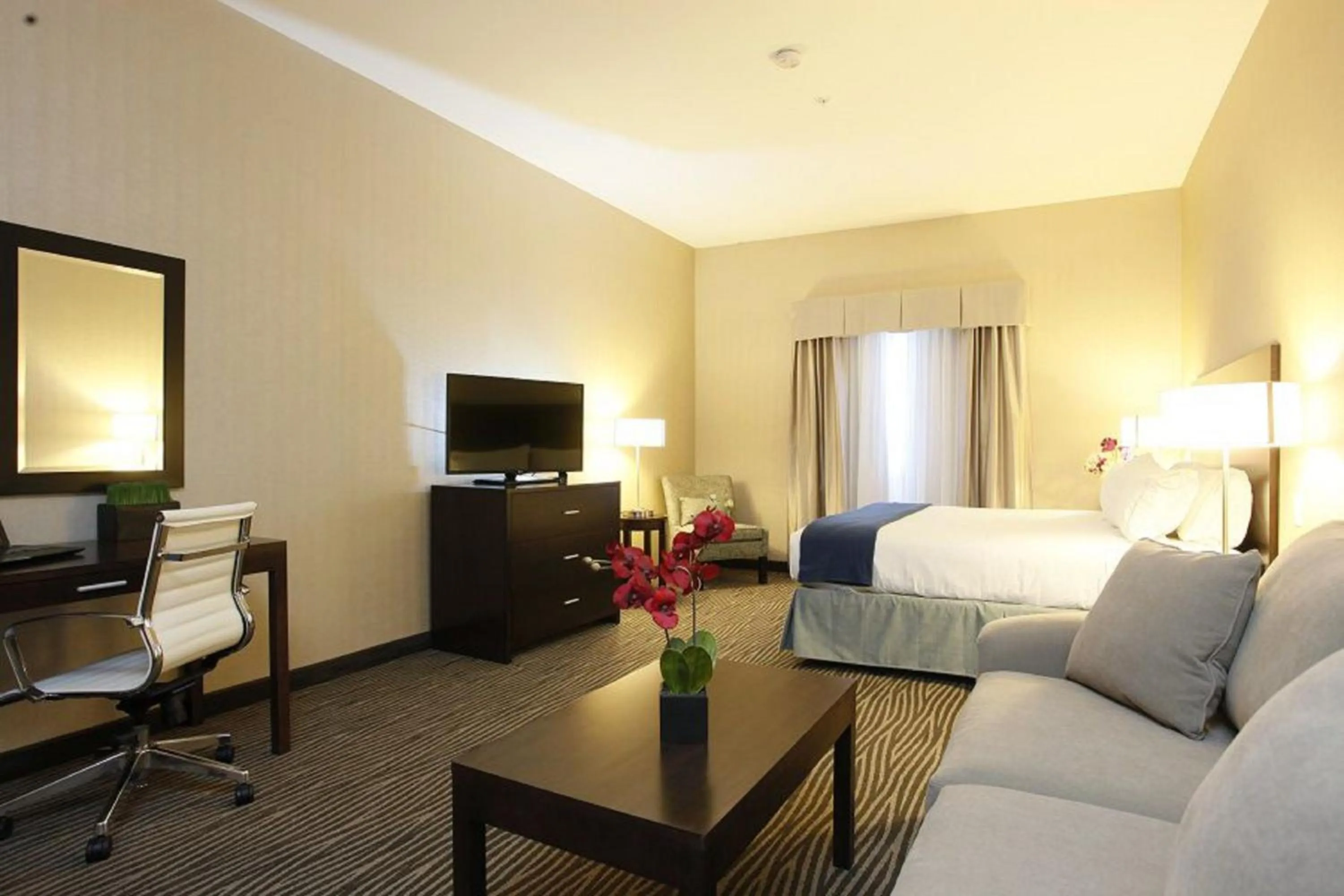 Photo of the whole room, Bed in Holiday Inn Express Fort St John by IHG