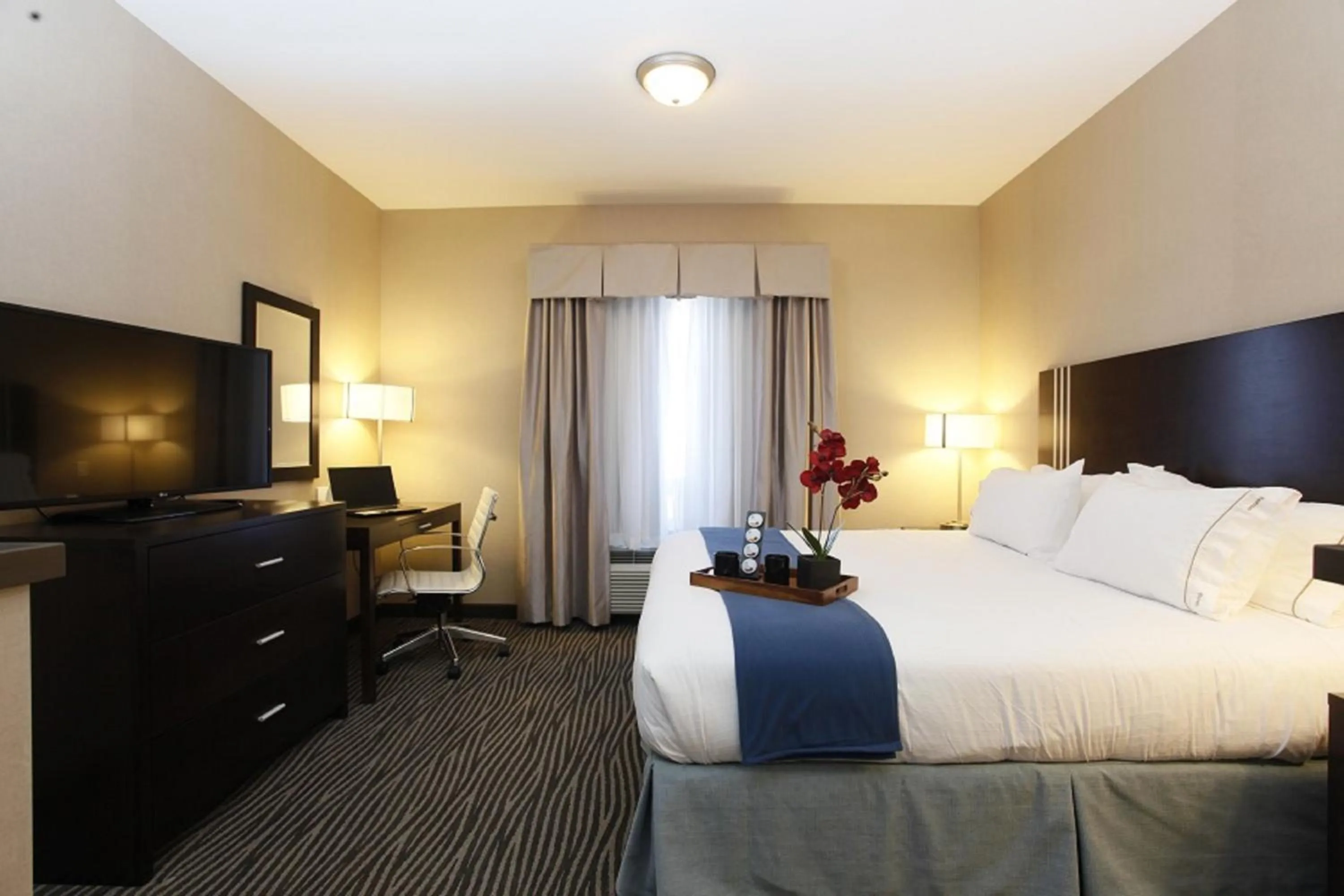 Photo of the whole room, Bed in Holiday Inn Express Fort St John by IHG