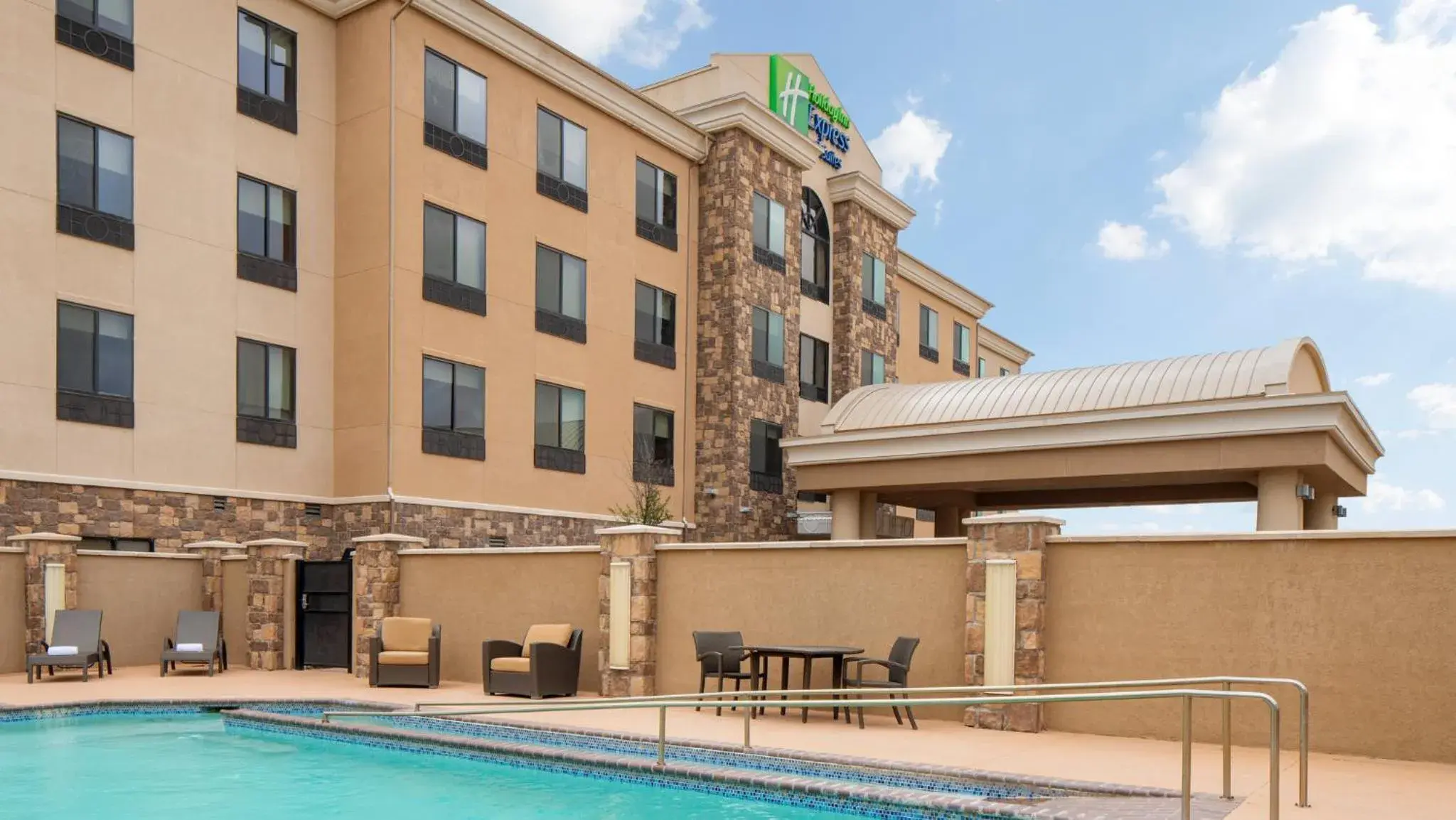Swimming pool in Holiday Inn Express & Suites Midland South I-20 by IHG Swimming pool in Holiday Inn Express & Suites Midland South I-20 by IHG