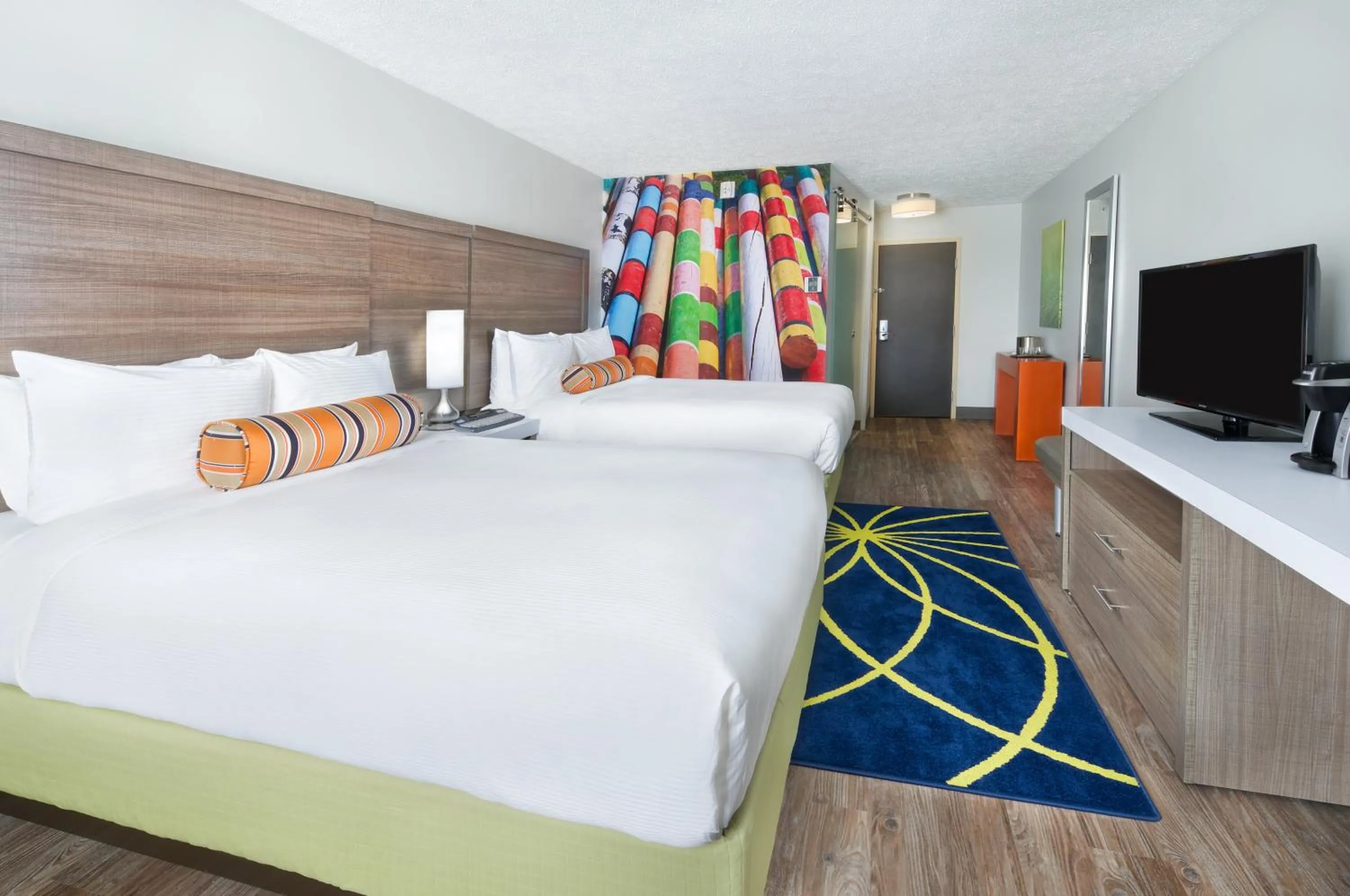Photo of the whole room, Bed in Hotel Indigo Cleveland Beachwood by IHG