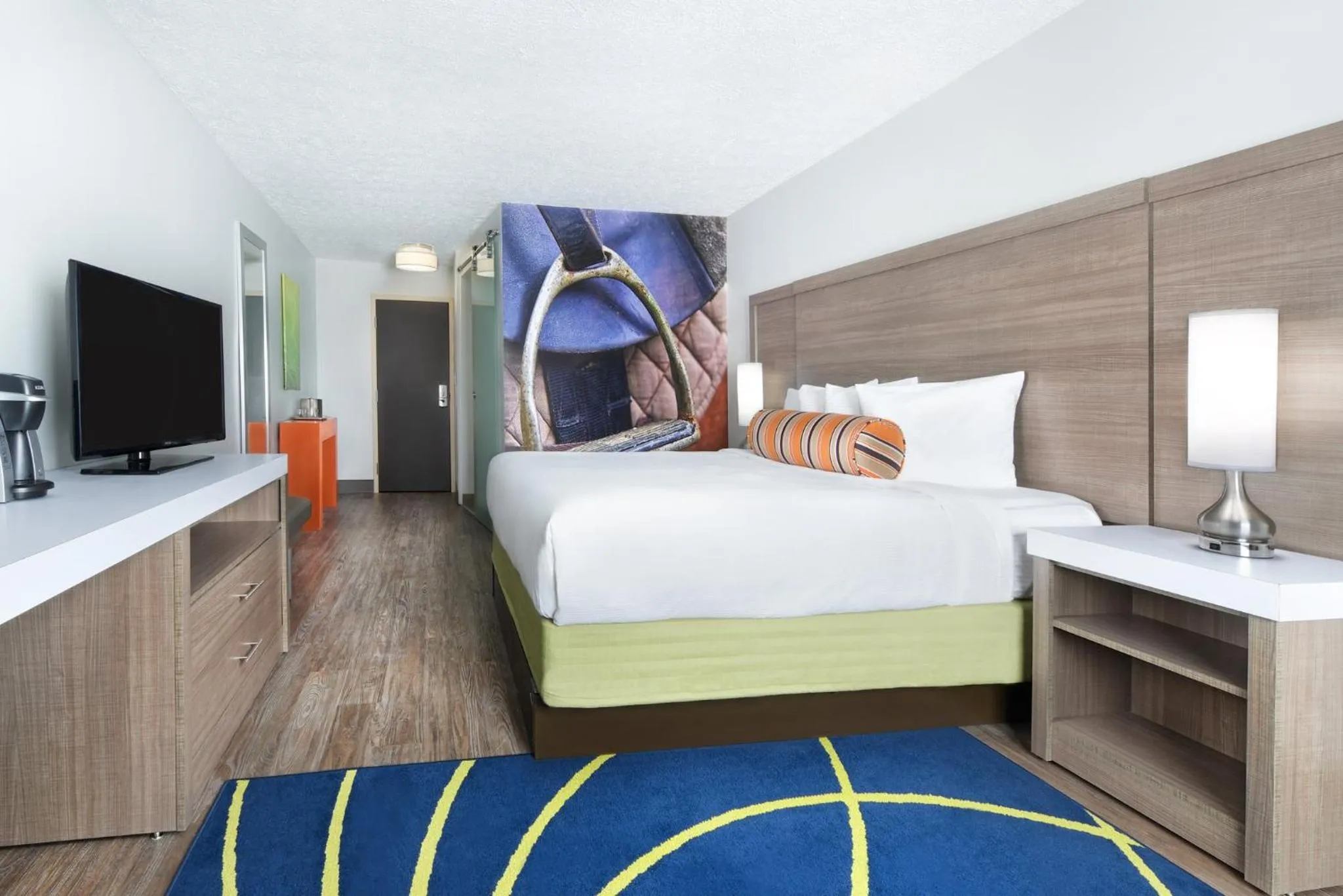 Photo of the whole room, Bed in Hotel Indigo Cleveland Beachwood by IHG