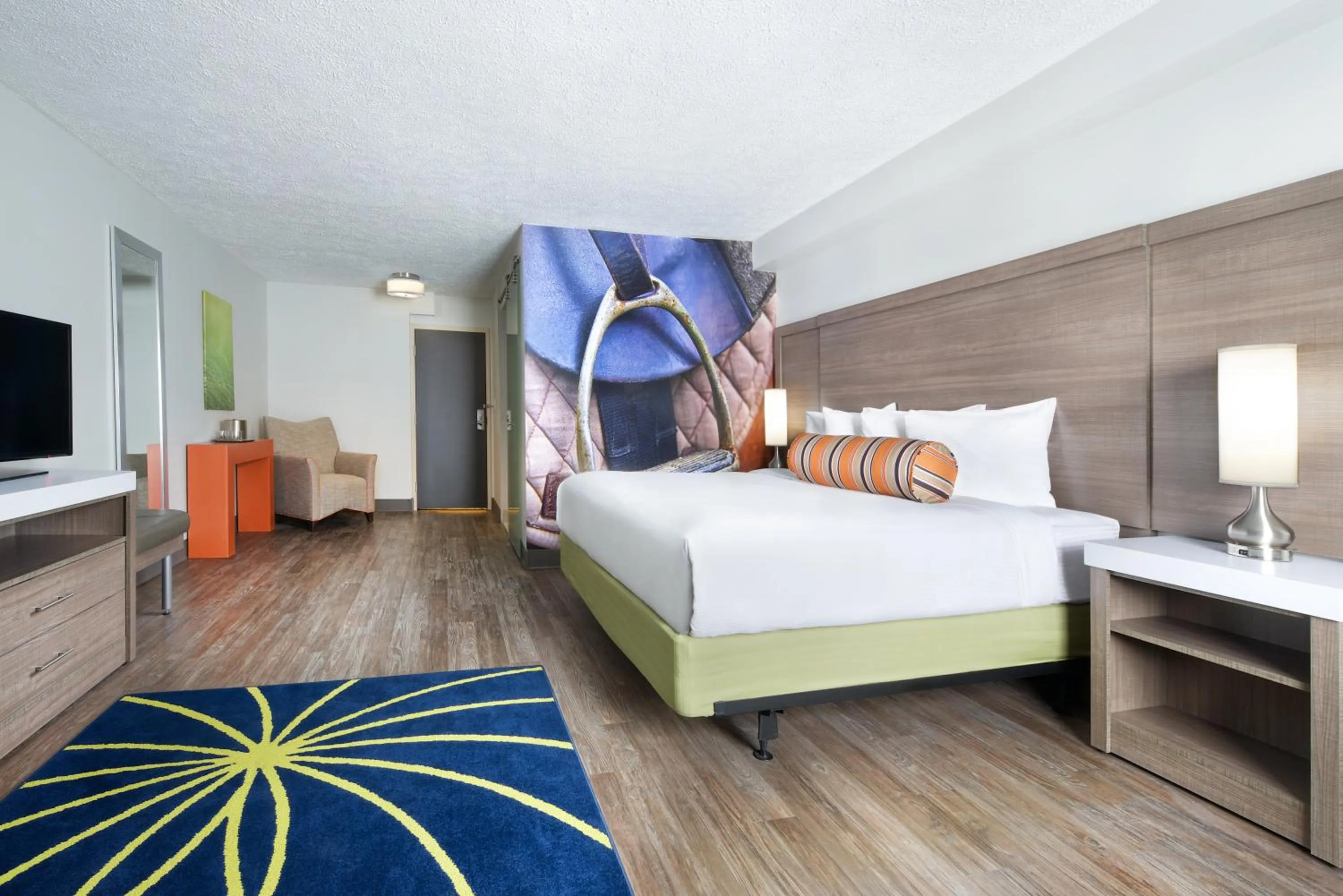 Photo of the whole room, Bed in Hotel Indigo Cleveland Beachwood by IHG